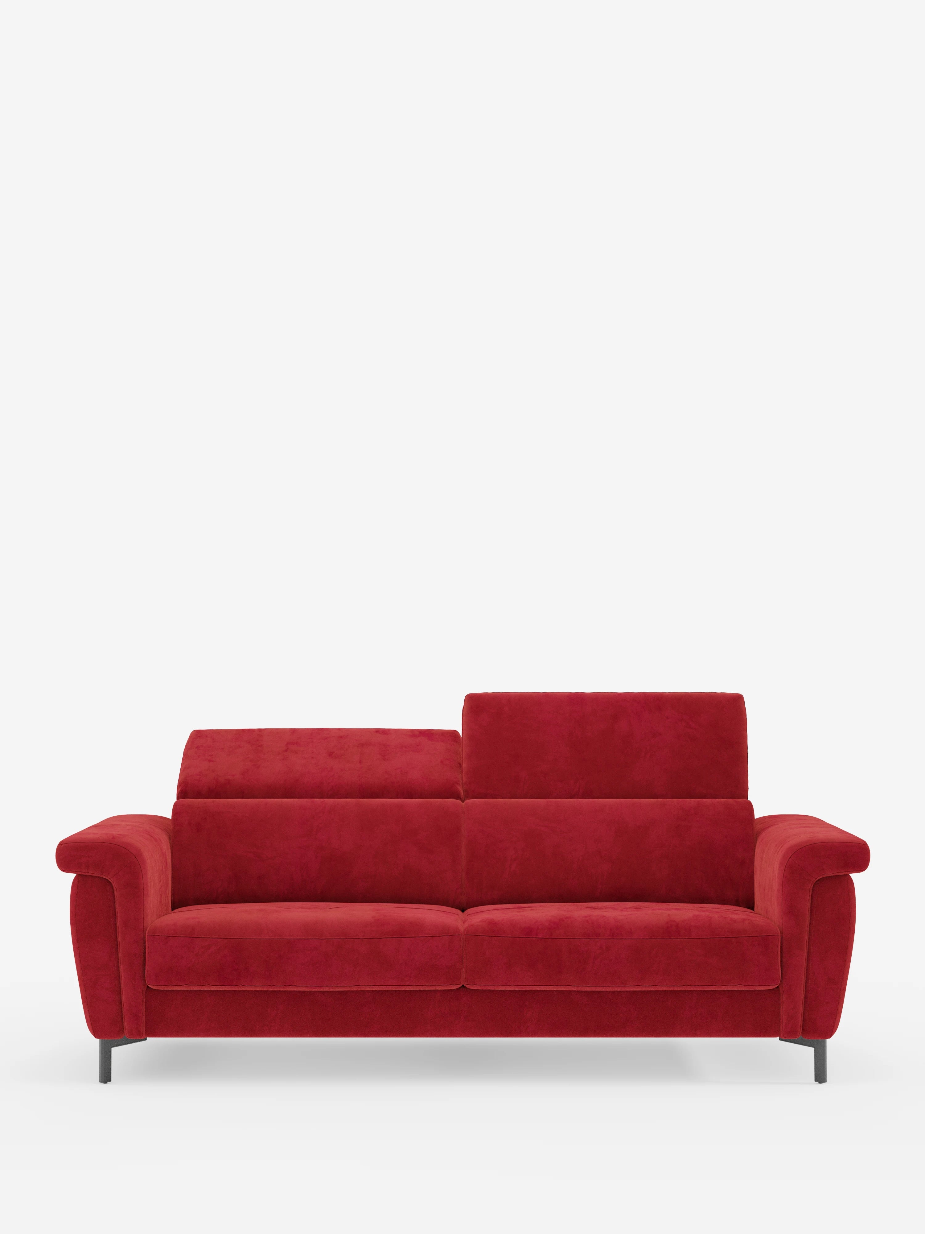 Un divano letto di design contemporaneo della linea Capri di divitt.sbs, rivestito in raffinato tessuto effetto velluto smacchiabile T30 in una tonalità di rosso di grande impatto, è caratterizzato da gambe alte di colore nero. Si staglia su uno sfondo bianco a tinta unita e vanta ampi braccioli e due poggiatesta reclinabili, completati da morbidi cuscini di seduta e schienale, che ne esaltano le linee slanciate e l’eccezionale comfort, come un vero e proprio esempio di manifattura italiana.