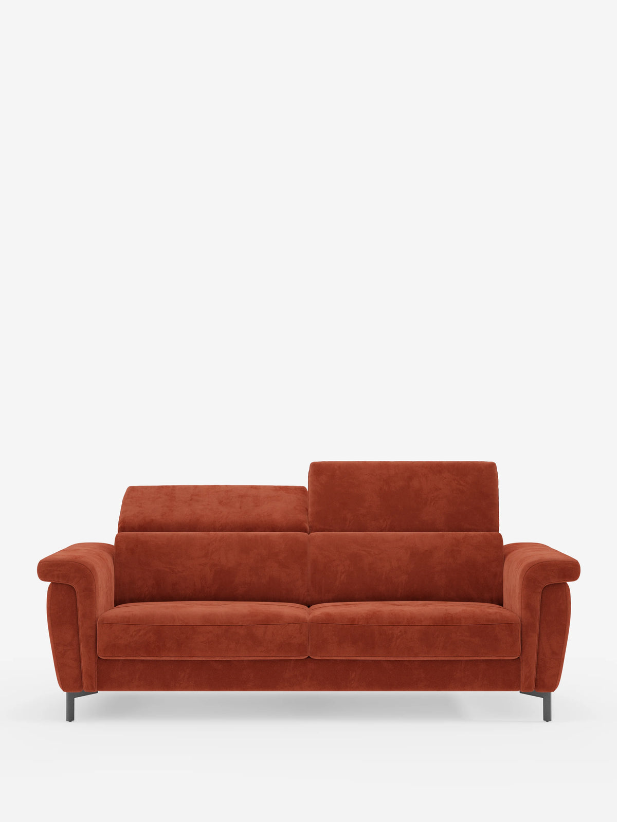 Il divano letto di design Capri di divitt.sbs, rivestito in raffinato tessuto effetto velluto smacchiabile T30, si presenta in una moderna tonalità arancione bruciato ispirata alla manifattura italiana. Caratterizzato da ampi braccioli, schienali alti con poggiatesta regolabili e sottili gambe in metallo nero (piedini alti), il design asimmetrico unico di questo divano — evidenziato dallo schienale sinistro più basso — gli conferisce un carattere distintivo. Si staglia con eleganza su uno sfondo bianco.