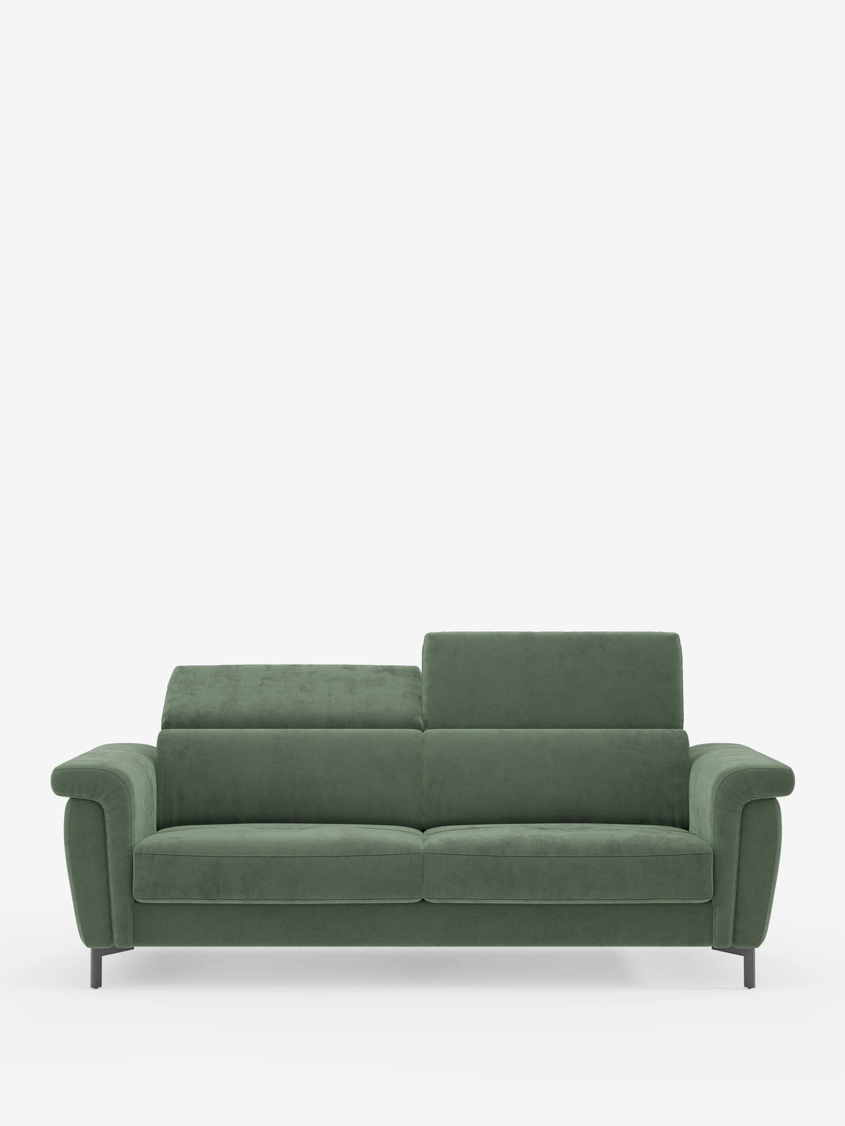 Un divano letto Capri in stile contemporaneo di divitt.sbs, realizzato in manifattura italiana con gambe alte nere e rivestito in raffinato tessuto T30 effetto velluto, resistente alle macchie. Questo elegante divano presenta due cuscini di seduta, ampi braccioli e poggiatesta regolabili — quello sinistro abbassato e quello destro sollevato — che risaltano su uno sfondo bianco a tinta unita.