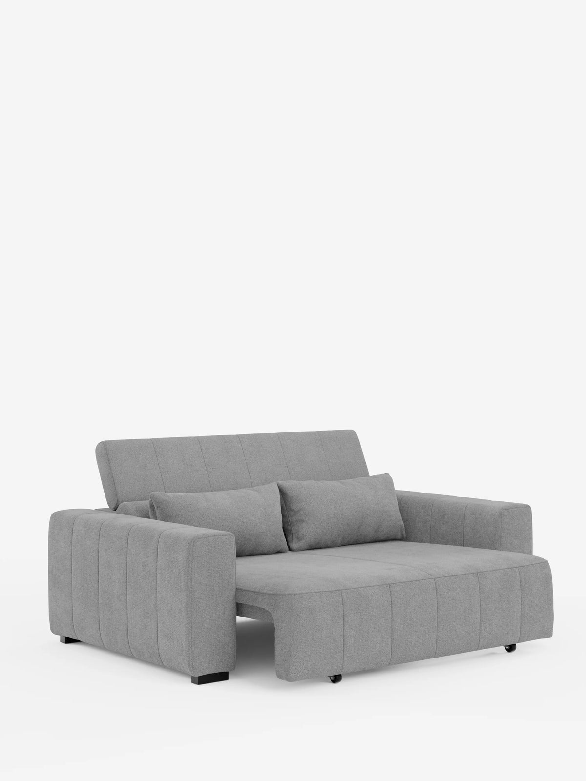 Un divano a 3 posti in stile dorico, dal design contemporaneo e di colore grigio chiaro, firmato divitt.sbs — rivestito in tessuto T23 facile da pulire — presenta ampi braccioli, due cuscini rettangolari per lo schienale e fa da contrappunto a uno sfondo bianco a tinta unita. Il divano letto presenta eleganti cuciture verticali, un profilo basso che ne sottolinea l’estetica moderna, sedute estensibili elettricamente per un maggiore comfort e poggiatesta regolabili.