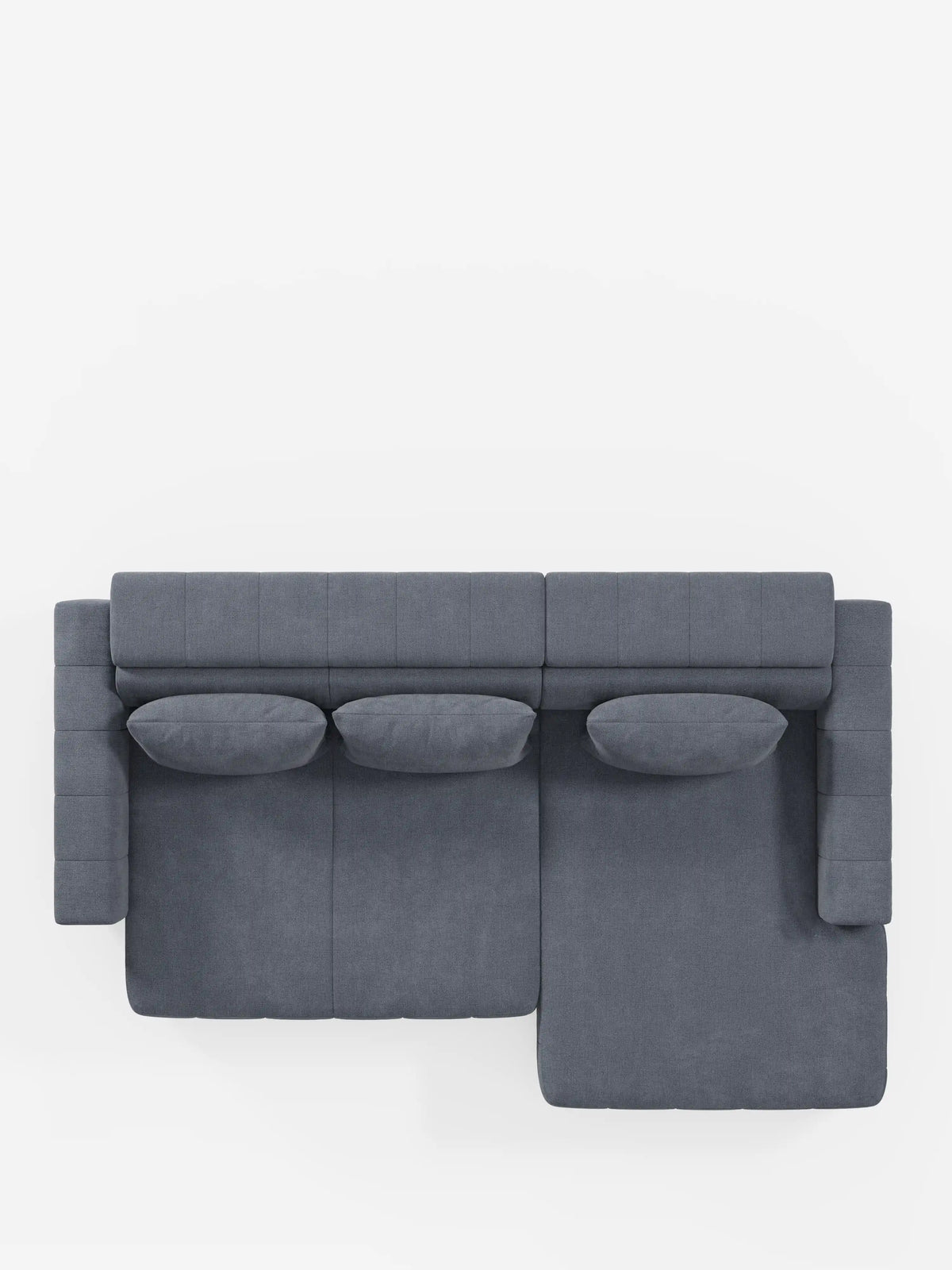 Vista dall'alto del divano angolare Doric con penisola e sedute allungabili con funzione relax elettrica di divitt.sbs, rivestito in tessuto T23 facile da pulire. Questo moderno divano componibile grigio presenta tre cuscini schienali, una chaise longue sul lato destro (penisola), poggiatesta reclinabili e un design minimalista dalle linee slanciate, il tutto su uno sfondo bianco a tinta unita.