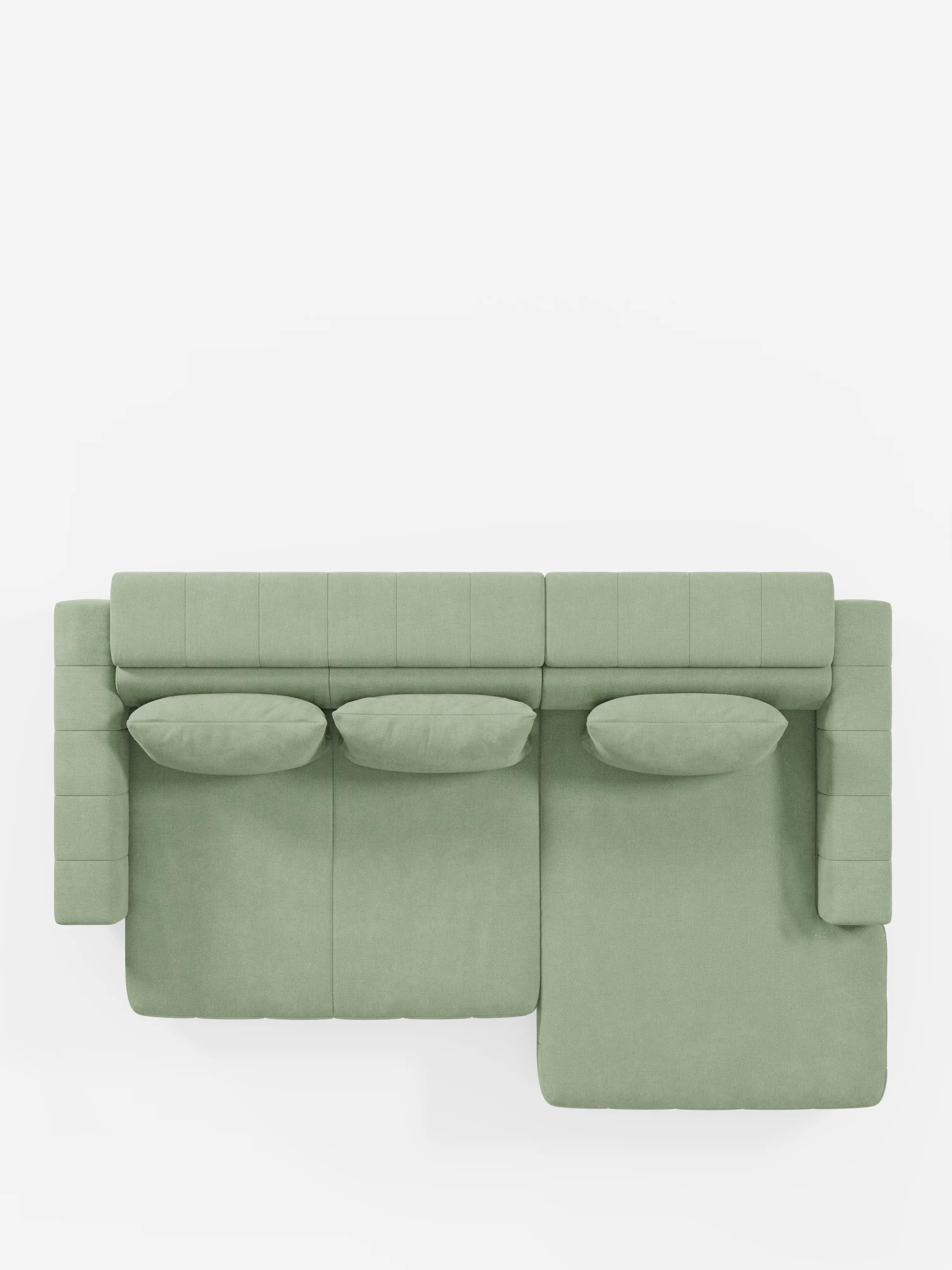Una vista dall'alto del divano d'angolo Doric verde chiaro con penisola e sedute allungabili con relax elettrico - poggiatesta reclinabili in tessuto smacchiabile T23 di divitt.sbs, caratterizzato da un design a forma di L con tre cuscini dello schienale e due braccioli rettangolari. La sezione chaise longue si estende verso destra, offrendo uno spazio ampio e confortevole, perfetto per il relax. Il divano componibile è presentato su uno sfondo bianco.