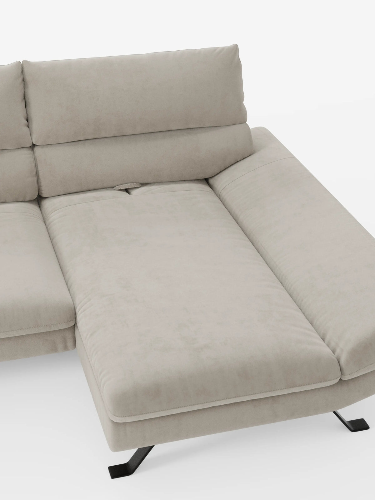 Ecco il divano angolare con penisola e schienali traslanti in microfibra tecnica smacchiabile T11 di divitt.sbs: un elegante divano componibile beige con ampi cuscini piatti e gambe in metallo nero. È dotato di una sezione chaise longue che si estende verso l’esterno per creare una spaziosa zona letto, mentre l’innovativo schienale traslante offre un sostegno personalizzabile per la schiena, il tutto su uno sfondo bianco brillante.