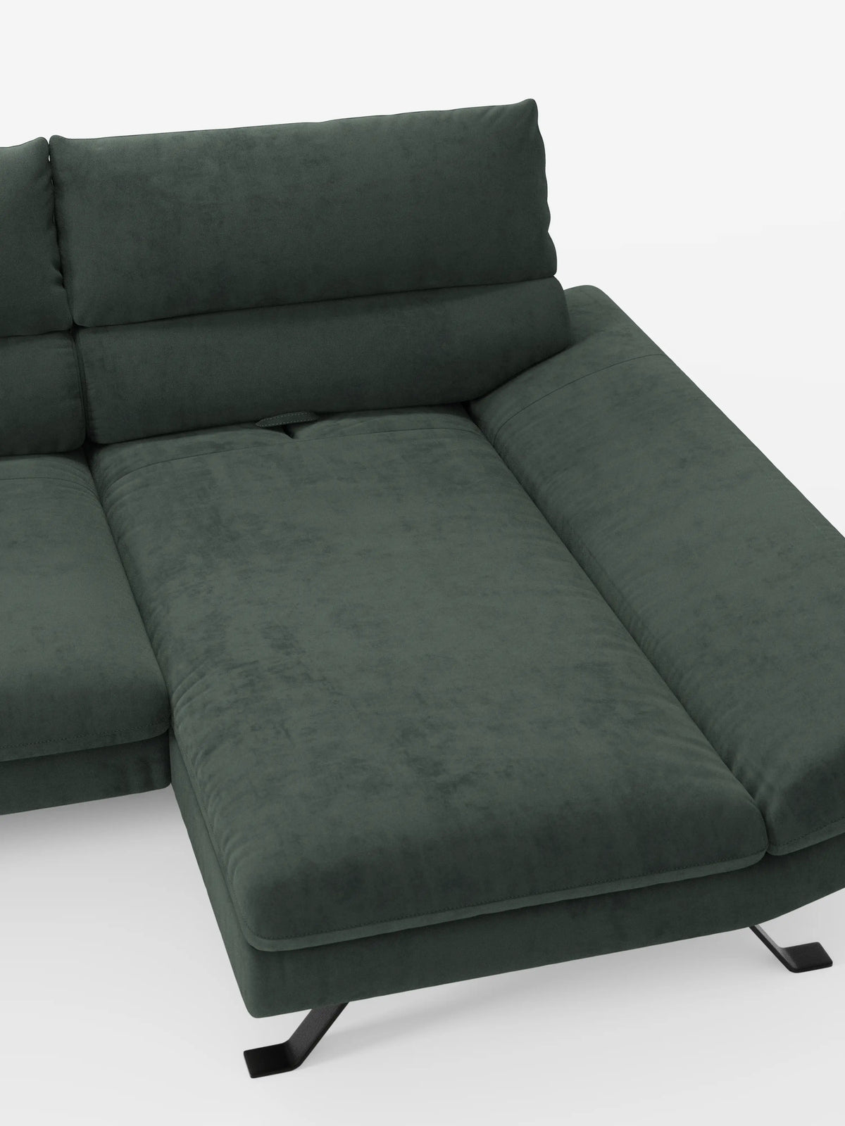 Il divano angolare Eclipse con penisola e schienali traslanti in microfibra tecnica smacchiabile T11 di divitt.sbs è un divano componibile a forma di L di colore verde scuro dal design moderno, sostenuto da gambe in metallo nero. Questo elegante divano angolare si distingue per i cuscini di seduta piatti e ampi ed è dotato di schienali traslanti regolabili per un comfort ottimale. L’immagine mette in risalto la sezione chaise longue allungata su sfondo bianco.