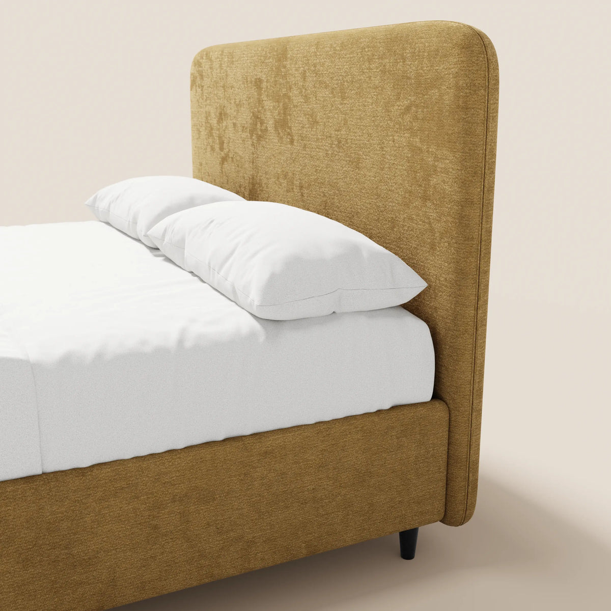 Il letto imbottito KAELOS minimal di Letti.store è caratterizzato da un tessuto in ciniglia giallo senape, una testiera arrotondata, gambe alte nere e un vano contenitore. Nella foto è raffigurato parzialmente con biancheria da letto bianca su uno sfondo beige.