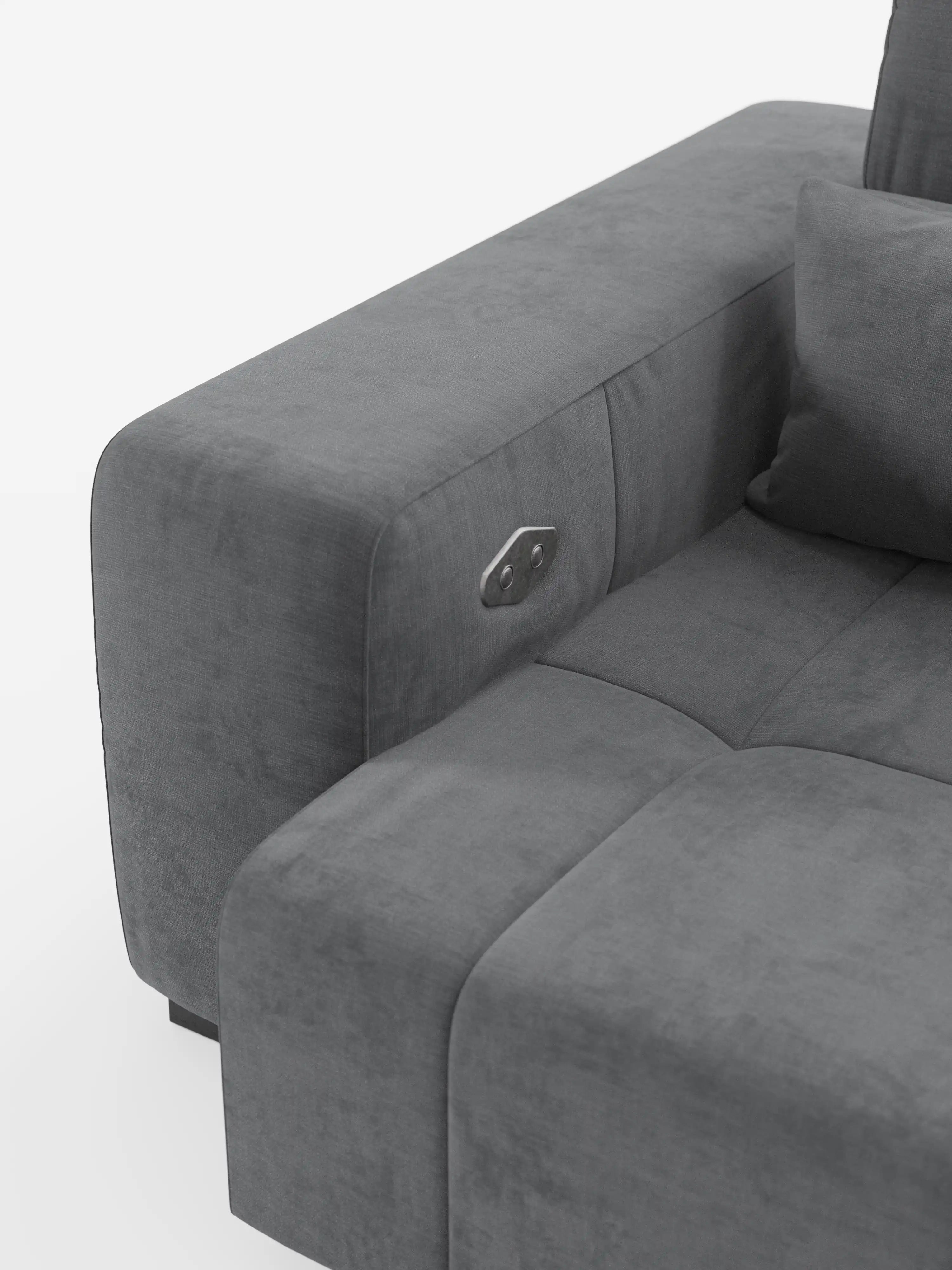 Primo piano del divano Monarch con funzione relax elettrica per l’allungamento delle sedute e poggiatesta reclinabile di divitt.sbs, che mette in risalto il moderno bracciolo in tessuto grigio con pannello di controllo integrato, a sottolineare le sue caratteristiche di relax elettrico. Il morbido tessuto T31, resistente alle macchie, presenta cuciture a vista, mentre un cuscino quadrato in tinta è appoggiato sulla seduta accanto al bracciolo. Lo sfondo è bianco a tinta unita.