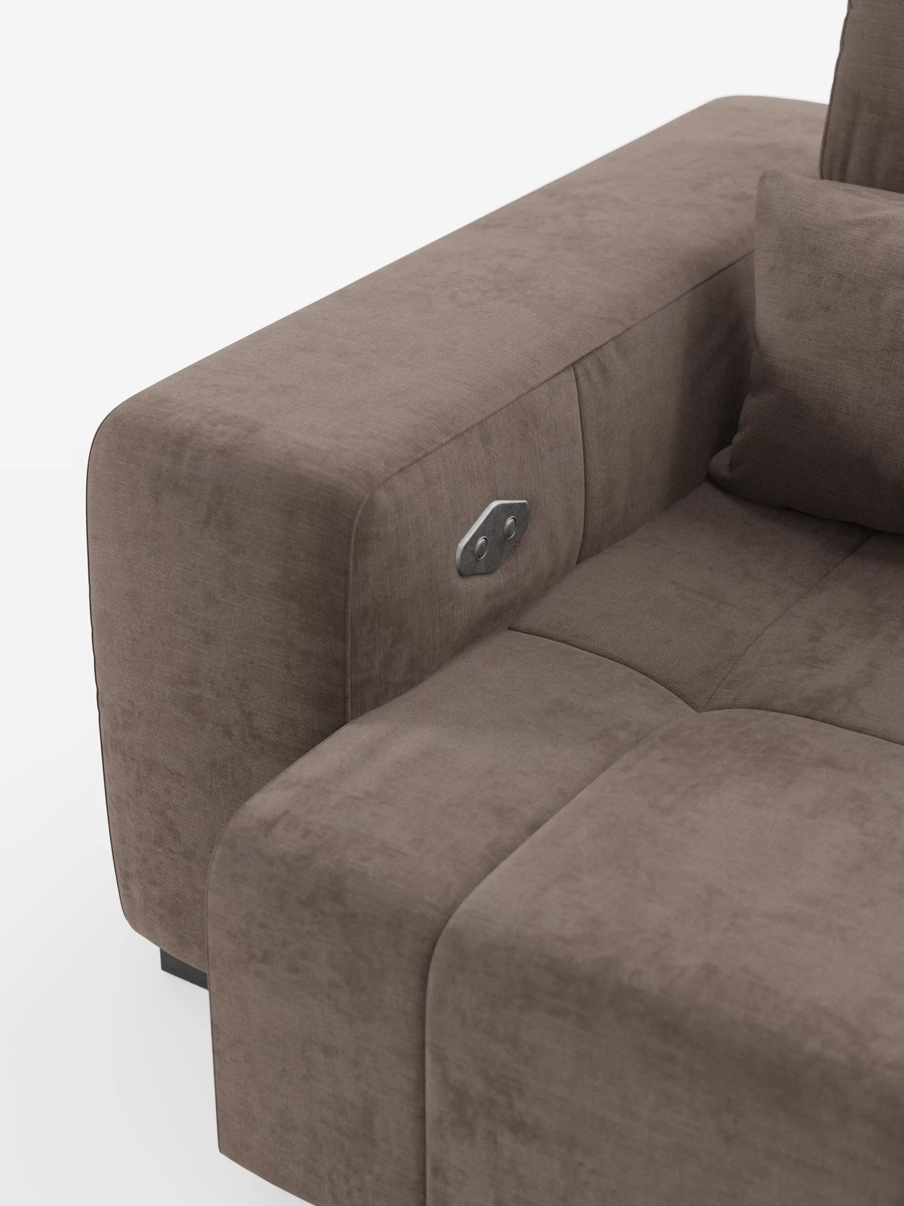 Primo piano del bracciolo del divano Monarch Divano con Relax Elettrico per l’allungamento delle sedute e poggiatesta reclinabile di divitt.sbs, rivestito in morbido tessuto T31 resistente alle macchie. È visibile un elegante pannello di comando in metallo con due pulsanti, insieme a un cuscino dello schienale in tinta. I dettagli delle cuciture del divano e la sua morbida trama risaltano sullo sfondo bianco a tinta unita.