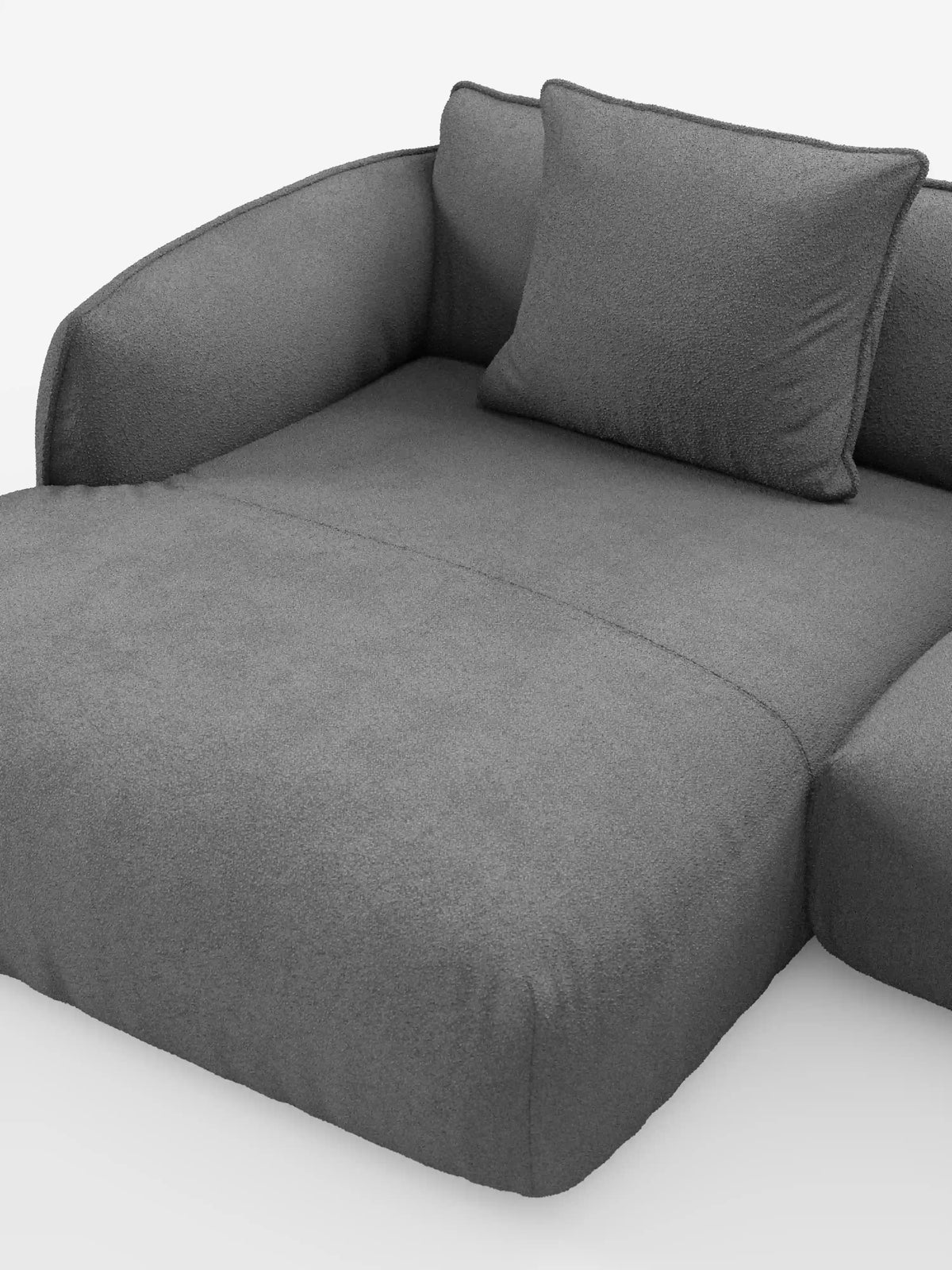 Un divano componibile spazioso e dal design contemporaneo in tessuto grigio — il divano angolare panoramico componibile con penisola e angolo in tessuto smacchiabile T33 “Nimbus” di divitt.sbs — presenta braccioli dalle linee elegantemente curve e un cuscino dello schienale in tinta, il tutto su uno sfondo bianco a tinta unita. Il suo rivestimento testurizzato e facile da pulire appare morbido e invitante, creando un’area salotto accogliente e rilassante.