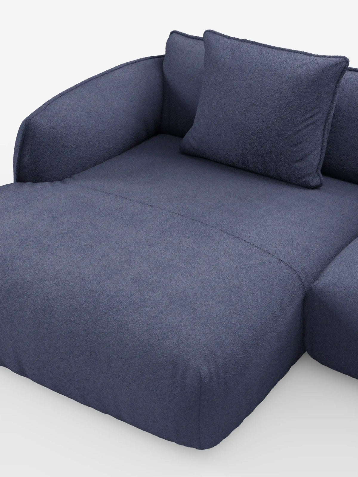Un divano angolare panoramico componibile Nimbus, spazioso e dal design contemporaneo, in blu navy con penisola e angolo, rivestito in tessuto smacchiabile T33 di divitt.sbs, caratterizzato da ampi cuscini, braccioli dalle linee morbidamente arrotondate e un cuscino coordinato, il tutto su uno sfondo bianco a tinta unita. Il rivestimento morbido e dalla trama ricca ne esalta il comfort accogliente, rendendolo la scelta ideale per chi è alla ricerca di un design italiano versatile.