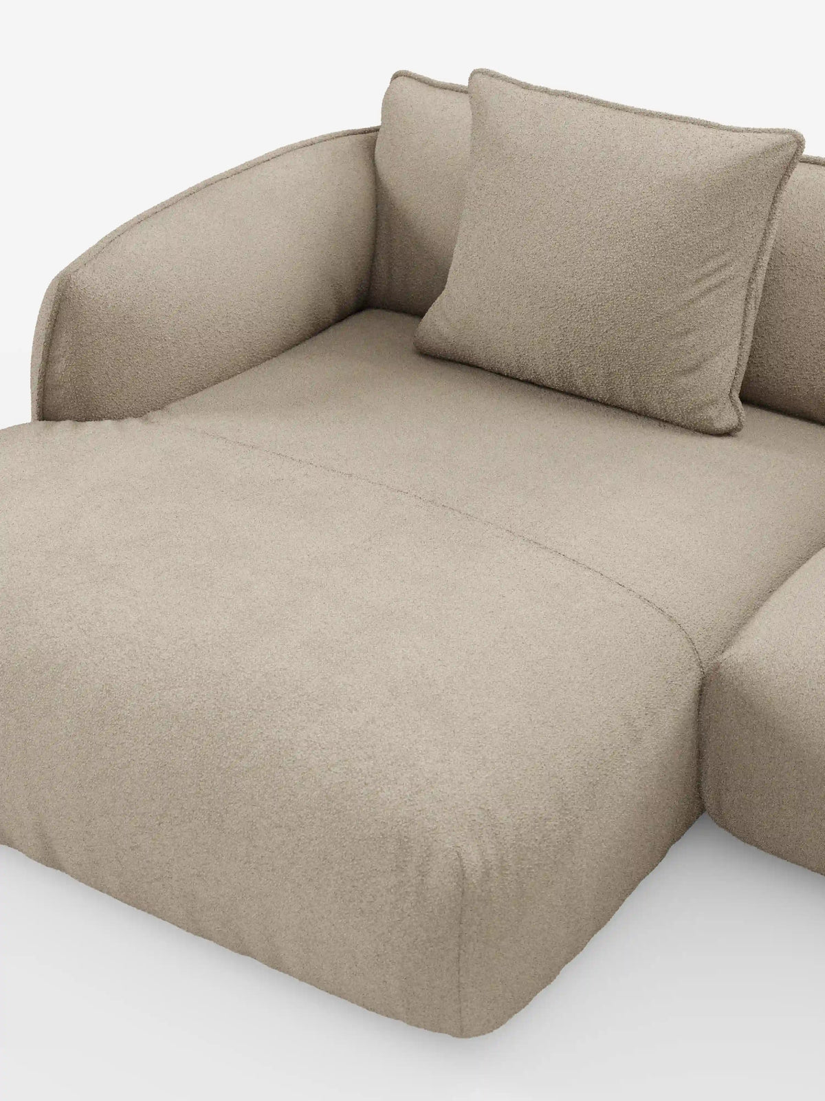 Vi presentiamo il divano angolare panoramico componibile con penisola e angolo in tessuto smacchiabile T33 della linea Nimbus di divitt.sbs: un divano componibile contemporaneo color beige realizzato in Italia. Questo elegante divano è caratterizzato da un tessuto morbido, testurizzato e antimacchia, ampi braccioli e cuscini dello schienale coordinati. La sua seduta spaziosa e piatta si estende in avanti per creare un’accogliente zona relax, che si staglia su uno sfondo bianco a tinta unita.