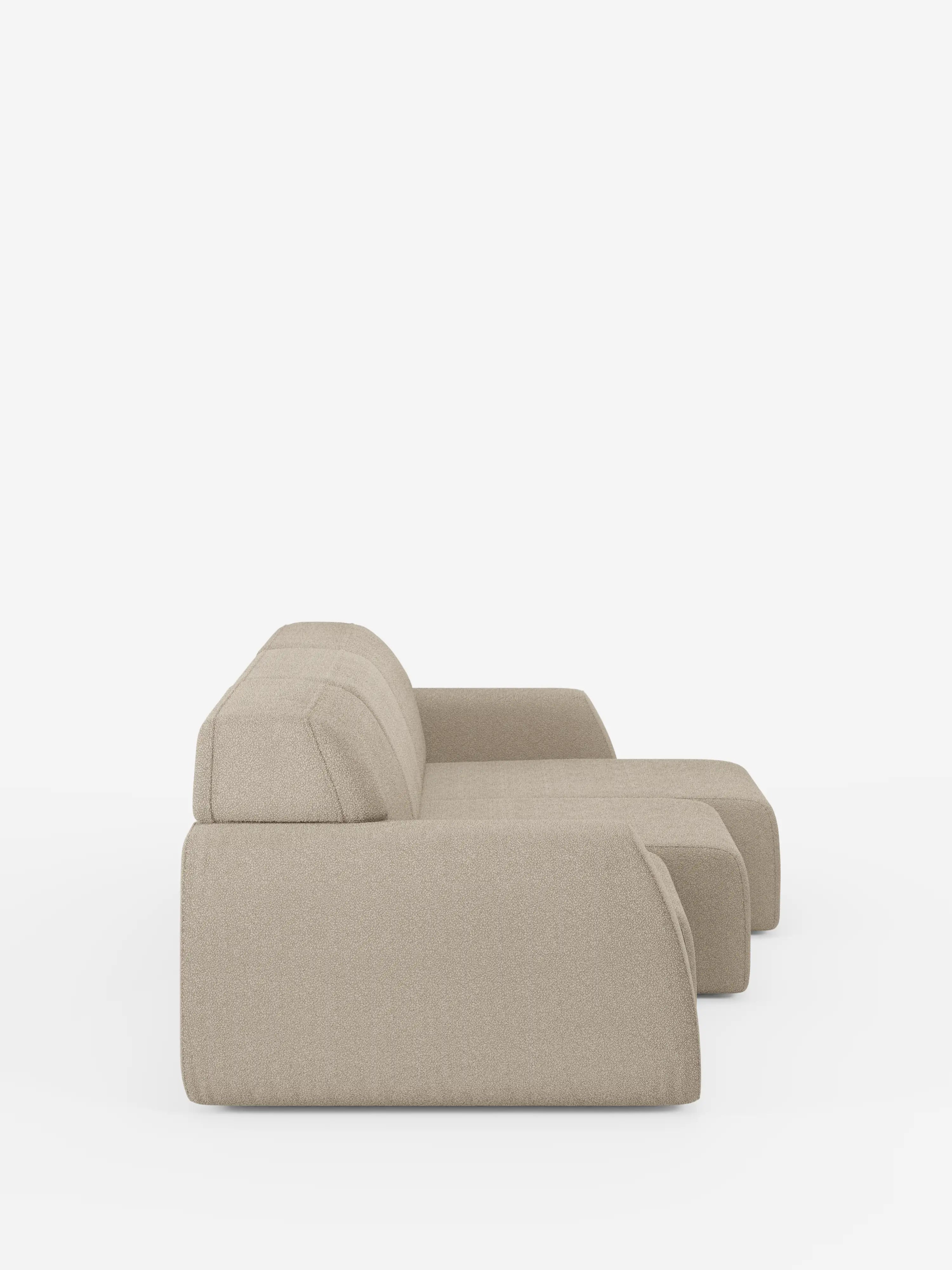 Vista laterale del divano Orbit con 3 sedute scorrevoli e allungabili in tessuto effetto cotone smacchiabile T33 di divitt.sbs. Questo moderno divano componibile beige presenta tre sedute di generose dimensioni, scorrevoli e allungabili in modo indipendente, morbidi cuscini e un'altezza di seduta ribassata. Il design è caratterizzato da linee pulite e geometriche e da uno stile minimalista, che risalta su uno sfondo bianco liscio senza gambe a vista né elementi decorativi aggiuntivi. Il divano è