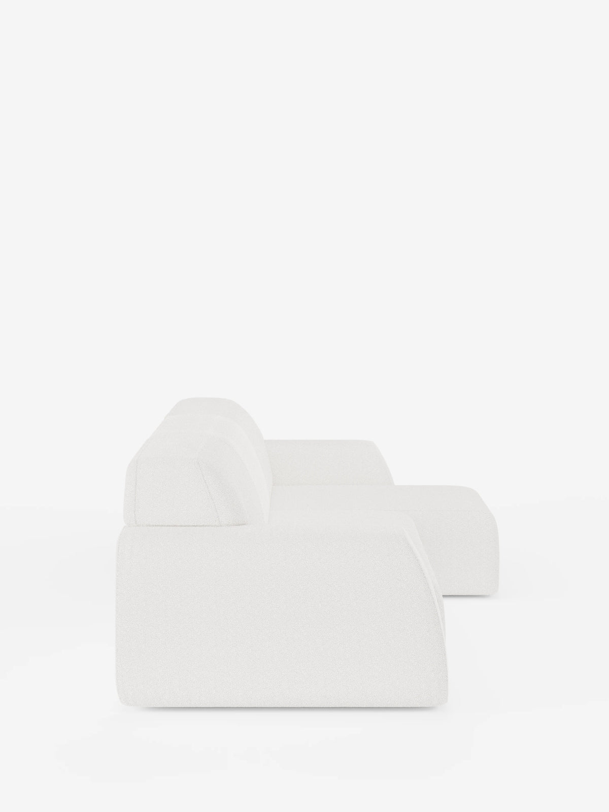 Un moderno e minimalista divano angolare Orbit bianco con penisola reversibile e tutte le sedute allungabili, rivestito in tessuto smacchiabile effetto cotone T33 di divitt.sbs, è esposto su uno sfondo bianco a tinta unita. Questo divano componibile è caratterizzato da uno schienale basso, braccioli spessi e sedute allungabili, e viene ripreso in una ripresa laterale per evidenziarne la silhouette semplice ed elegante.