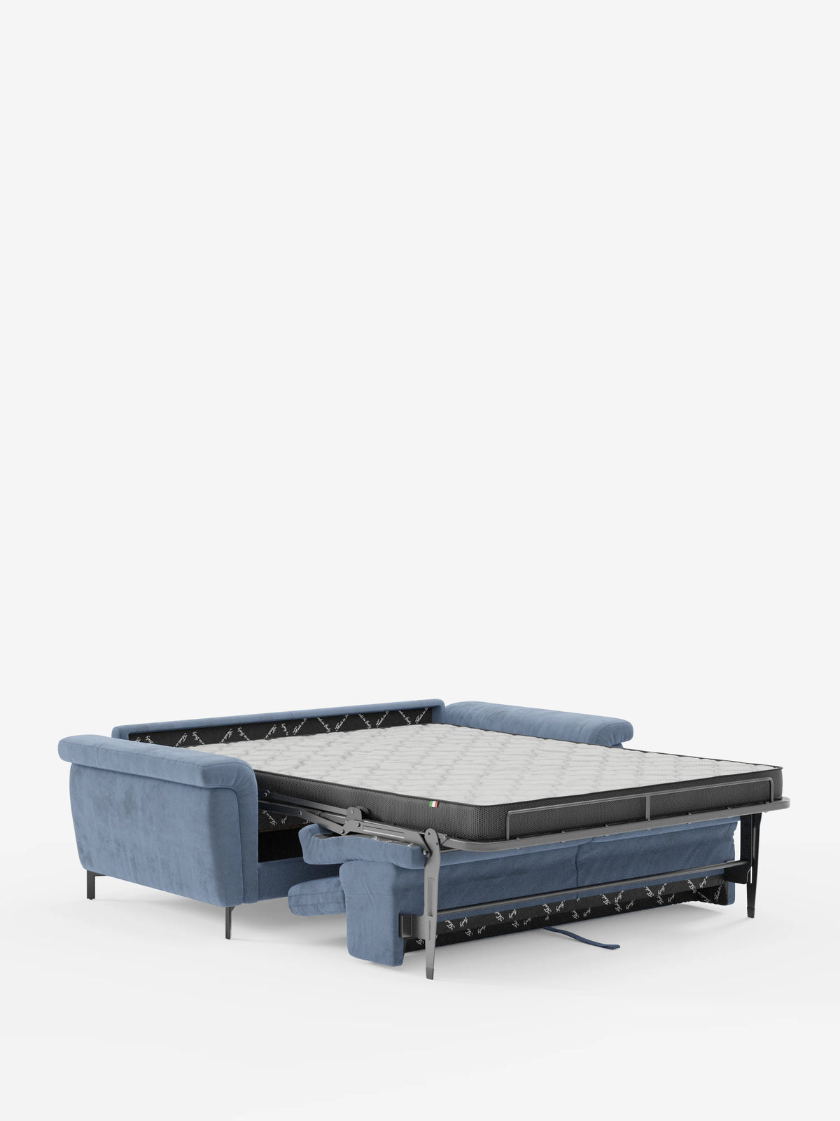 Un divano letto di design Capri blu con piedini alti di divitt.sbs è esposto con il materasso esteso. Questo modello, rivestito in raffinato tessuto effetto velluto smacchiabile T30, presenta braccioli arrotondati, gambe alte nere e una struttura di sostegno in metallo a vista per il materasso. Su uno sfondo bianco a tinta unita, mette in risalto la raffinata maestria artigianale italiana con i suoi poggiatesta reclinabili.