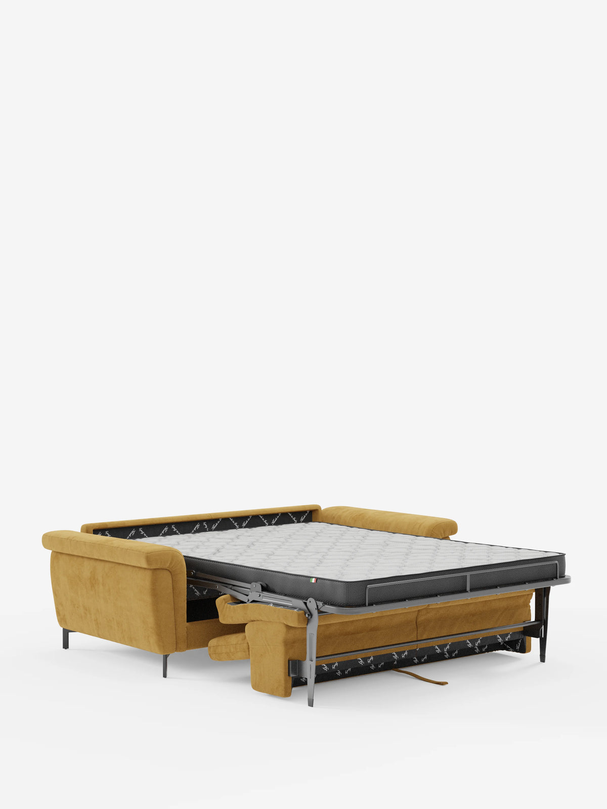 Il divano letto di design “Capri” di divitt.sbs, in giallo senape, è raffigurato con il materasso estraibile aperto, che lo trasforma in un letto. Esempio di manifattura italiana, il divano presenta gambe alte e poggiatesta regolabili, il tutto rivestito in un elegante tessuto smacchiabile effetto velluto T30. Sullo sfondo bianco, l’immagine mette in risalto la funzionalità trasformabile e i dettagli raffinati di questo complemento d’arredo moderno.