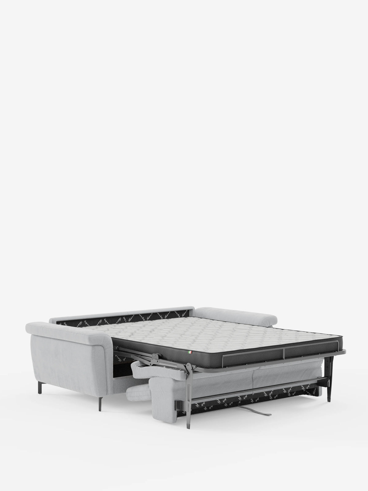 Un divano letto Capri di design, di colore grigio chiaro, realizzato da divitt.sbs, caratterizzato da gambe alte nere e da un raffinato rivestimento in tessuto T30 effetto velluto resistente alle macchie, è raffigurato in posizione aperta con il materasso estraibile e il coprimaterasso trapuntato ben visibili su uno sfondo bianco a tinta unita. Questo divano letto di produzione italiana vanta uno stile elegante e un comfort pratico, grazie anche ai poggiatesta regolabili.