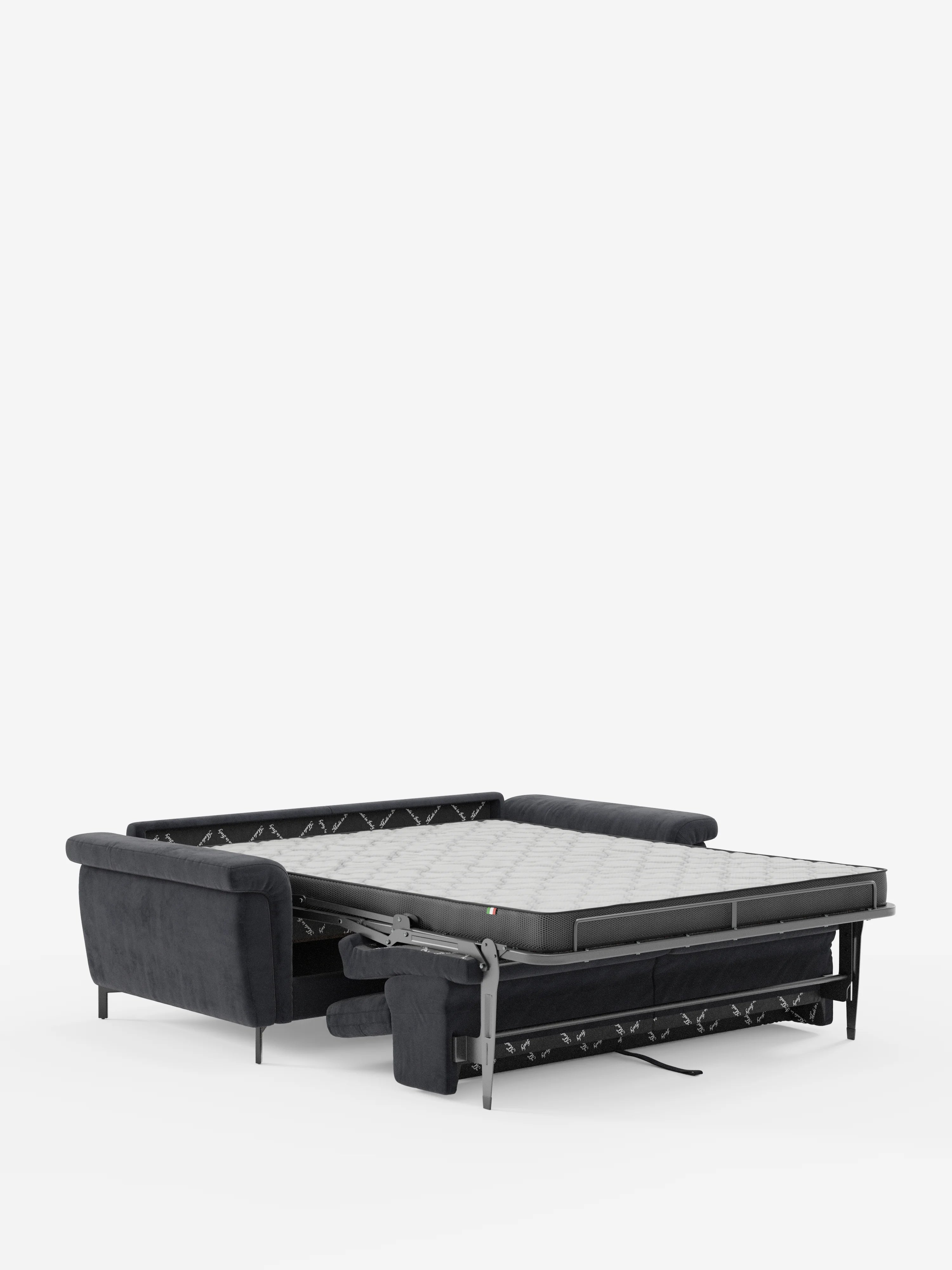 Il divano letto di design Capri di divitt.sbs è presentato in grigio scuro, completamente aperto per mostrare il materasso ad alta densità che si estende verso l’esterno. Questo divano è dotato di morbidi braccioli, uno schienale imbottito con poggiatesta reclinabili ed è rivestito in un raffinato tessuto effetto velluto resistente alle macchie (T30). Le eleganti gambe alte nere e la struttura del letto a vista completano il design moderno, il tutto su uno sfondo bianco a tinta unita.
