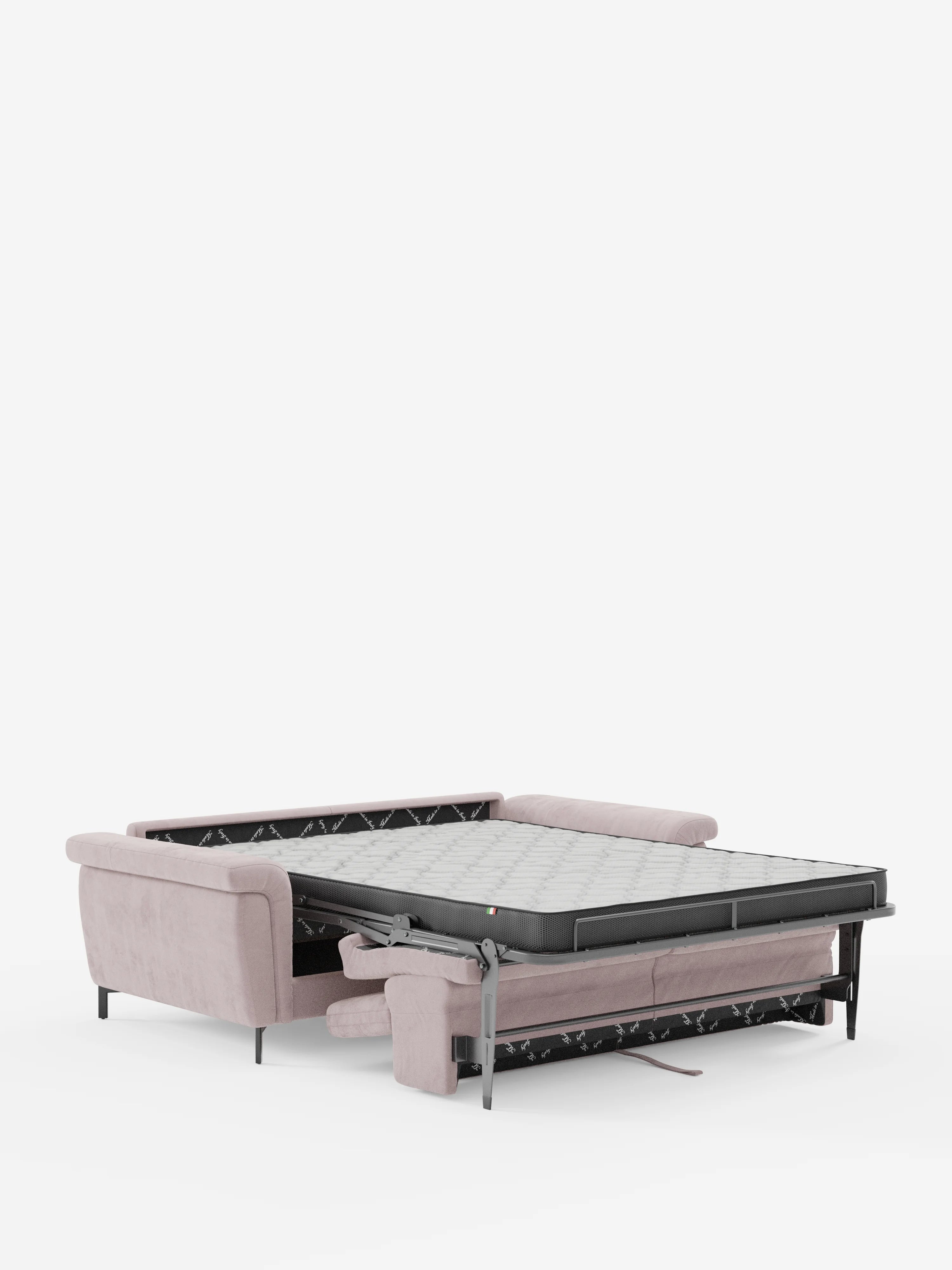 Il divano letto di design Capri con piedini alti di divitt.sbs è presentato con il materasso esteso. Caratterizzato da braccioli bassi, eleganti gambe nere e una struttura del materasso sostenuta da robuste gambe in metallo, questo divano letto moderno e funzionale è rivestito in raffinato tessuto effetto velluto smacchiabile T30. La sua pregiata manifattura italiana e il poggiatesta reclinabile risaltano sullo sfondo bianco.