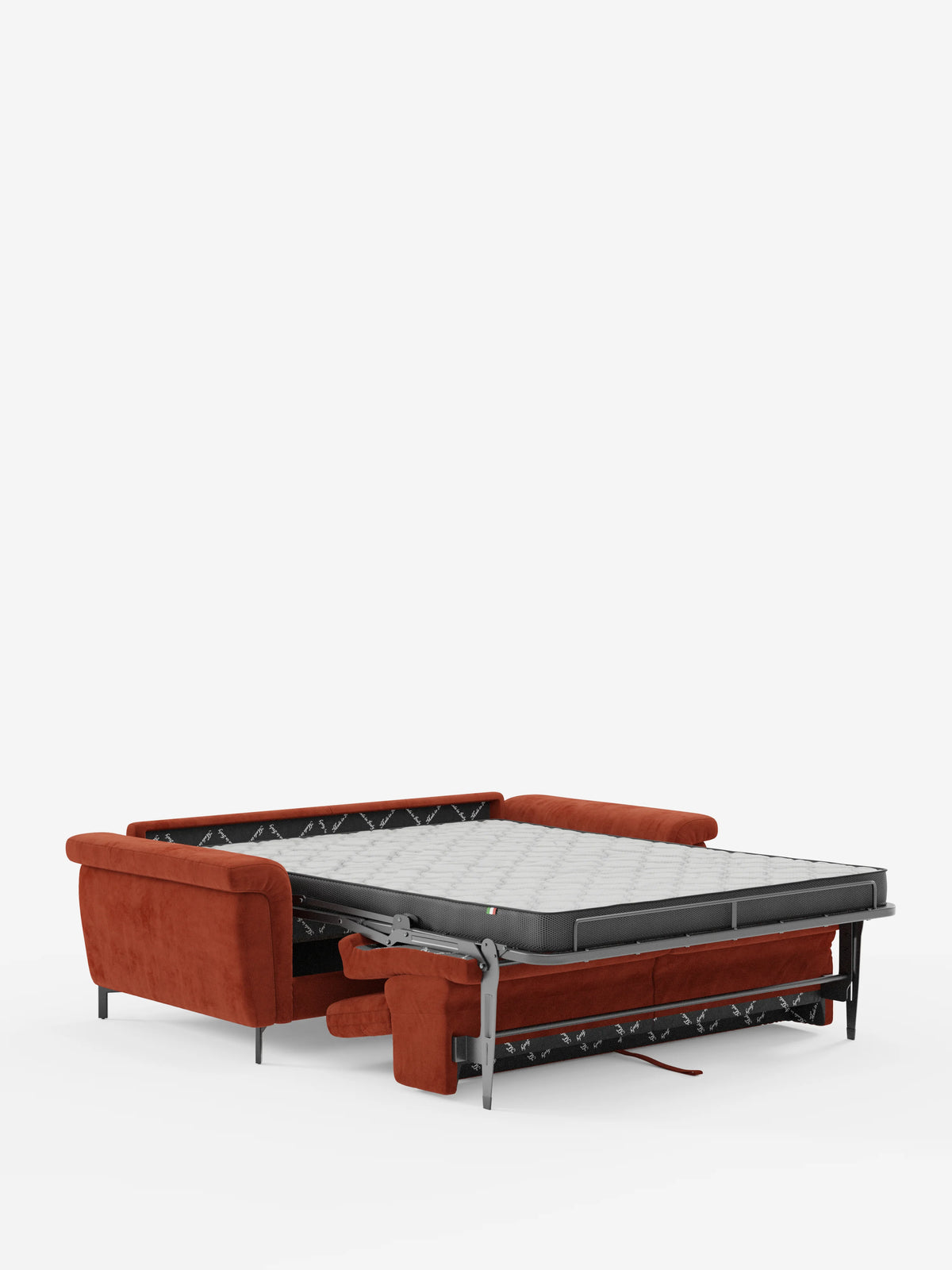 Un divano letto di design Capri color ruggine con piedini alti di divitt.sbs, rivestito in raffinato tessuto effetto velluto smacchiabile T30 e dotato di poggiatesta reclinabili, è raffigurato parzialmente aperto per mostrare un materasso estraibile queen-size su una struttura in metallo, su uno sfondo bianco. Questo complemento d’arredo incarna la qualità e l’eleganza della manifattura italiana.