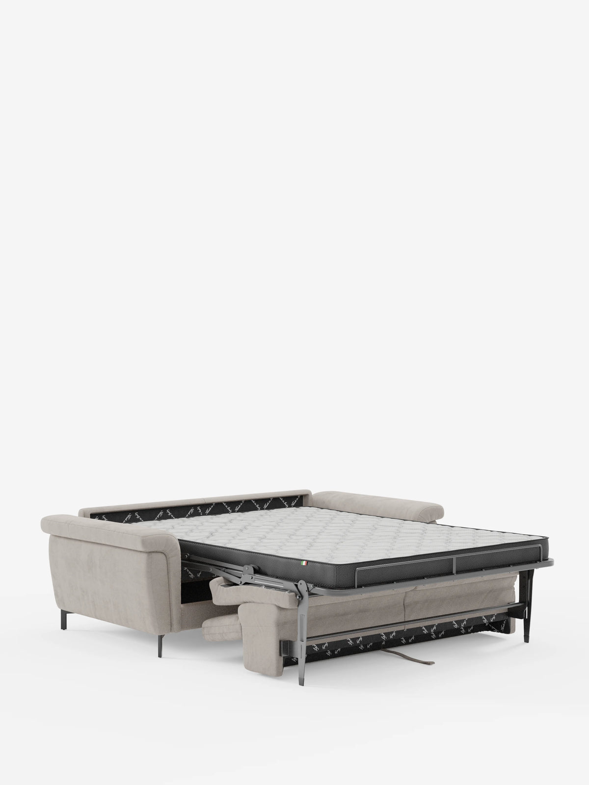 Il divano letto di design Capri di divitt.sbs, in grigio chiaro, caratterizzato da gambe alte nere e poggiatesta reclinabili, rivestito in raffinato tessuto T30 effetto velluto resistente alle macchie, è raffigurato completamente aperto, con il materasso estraibile e la struttura di supporto ben visibili. Realizzato con maestria artigianale italiana, il divano è esposto in una stanza bianca, priva di altri oggetti o elementi decorativi.