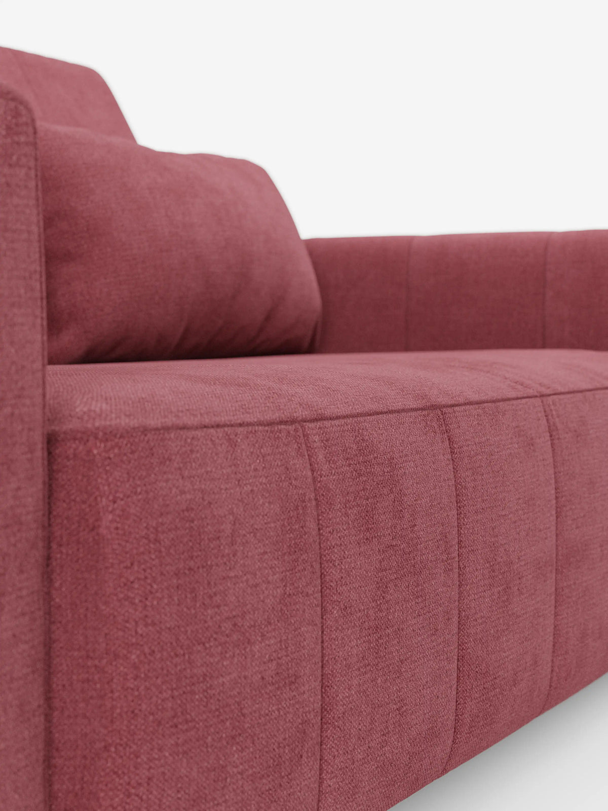 Primo piano del divano dorico a 3 posti con sedute allungabili tramite meccanismo relax elettrico – poggiatesta reclinabile di divitt.sbs, rivestito in tessuto T23 testurizzato, color rosa antico, antimacchia. L'immagine mette in risalto i cuscini del bracciolo sinistro, della seduta e dello schienale, evidenziandone le linee pulite, l'imbottitura morbida, i dettagli delle cuciture a vista e lo sfondo bianco a tinta unita.