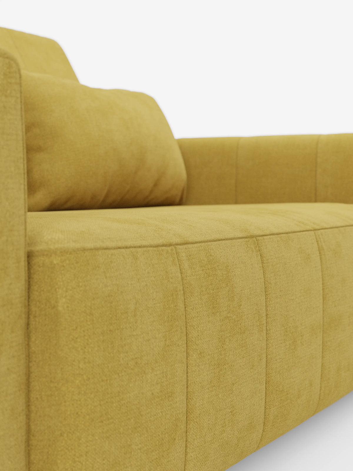 Primo piano del divano a 3 posti Doric di divitt.sbs, rivestito in tessuto T23 antimacchia color giallo senape, caratterizzato da sedute imbottite con funzione relax estensibile elettricamente, poggiatesta reclinabile e braccioli strutturati. L’angolo anteriore mette in risalto la ricca trama del divano, le cuciture dettagliate e la forma moderna su uno sfondo bianco brillante.