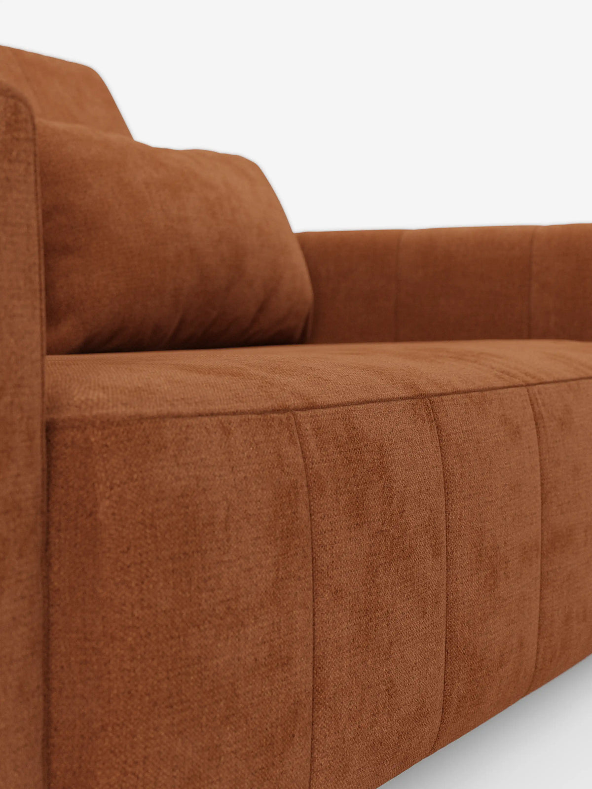 Primo piano del divano dorico a 3 posti di divitt.sbs, rivestito in tessuto T23 color ruggine e resistente alle macchie. Questo divano moderno presenta sedute morbide ed estensibili con funzione di relax elettrica, un ampio bracciolo e un cuscino poggiatesta reclinabile abbinato. L'elegante trama del rivestimento risalta chiaramente sullo sfondo bianco a tinta unita, mettendo in risalto il design raffinato.