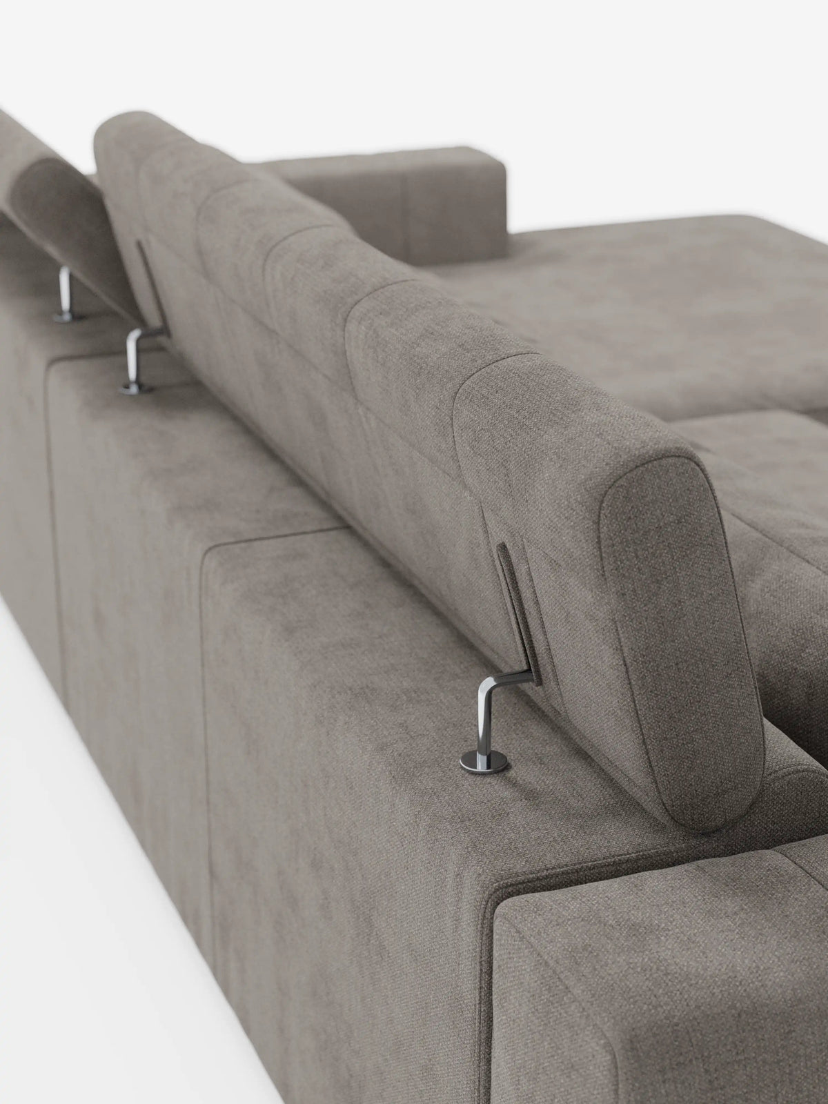 Primo piano del divano angolare dorico con penisola e sedute allungabili di divitt.sbs, visto da dietro, rivestito in tessuto T23 color taupe-marrone resistente alle macchie. Questo moderno divano componibile è dotato di poggiatesta regolabili e reclinabili elettricamente, sostenuti da eleganti aste metalliche, e presenta una silhouette pulita e squadrata con un rivestimento morbido e materico che risalta sullo sfondo bianco.