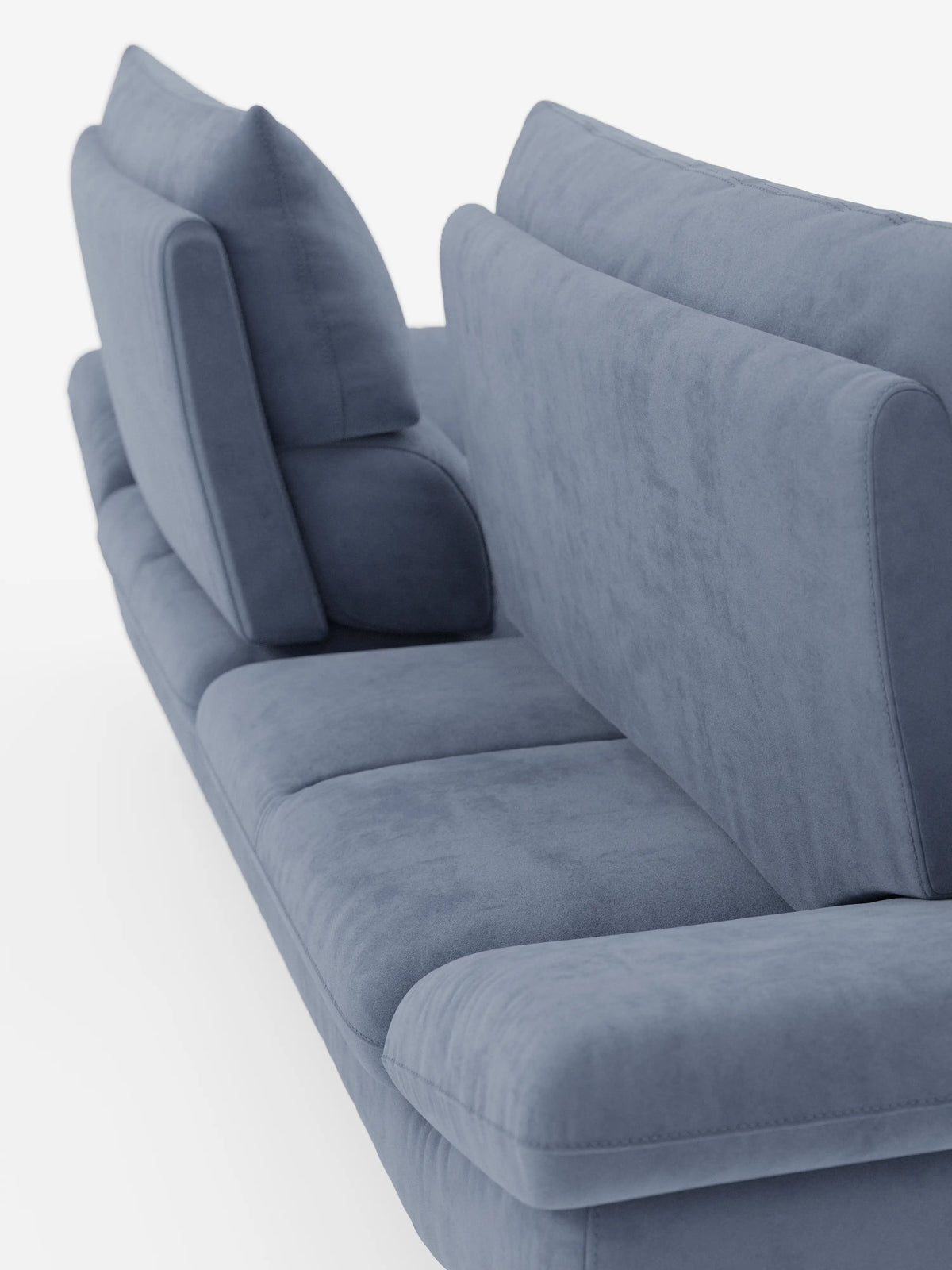 Un primo piano del divano Eclipse, dal design moderno, a 2 e 3 posti con schienali traslanti, di divitt.sbs. Questo elegante divano presenta cuscini di seduta e schienale spessi, gambe alte e un rivestimento in microfibra T11 di facile manutenzione. La sua seduta modulabile e gli innovativi schienali traslanti garantiscono un comfort e una flessibilità eccezionali. La silhouette moderna è esaltata dalla morbida trama e dalle linee pulite, che risaltano sullo sfondo bianco.