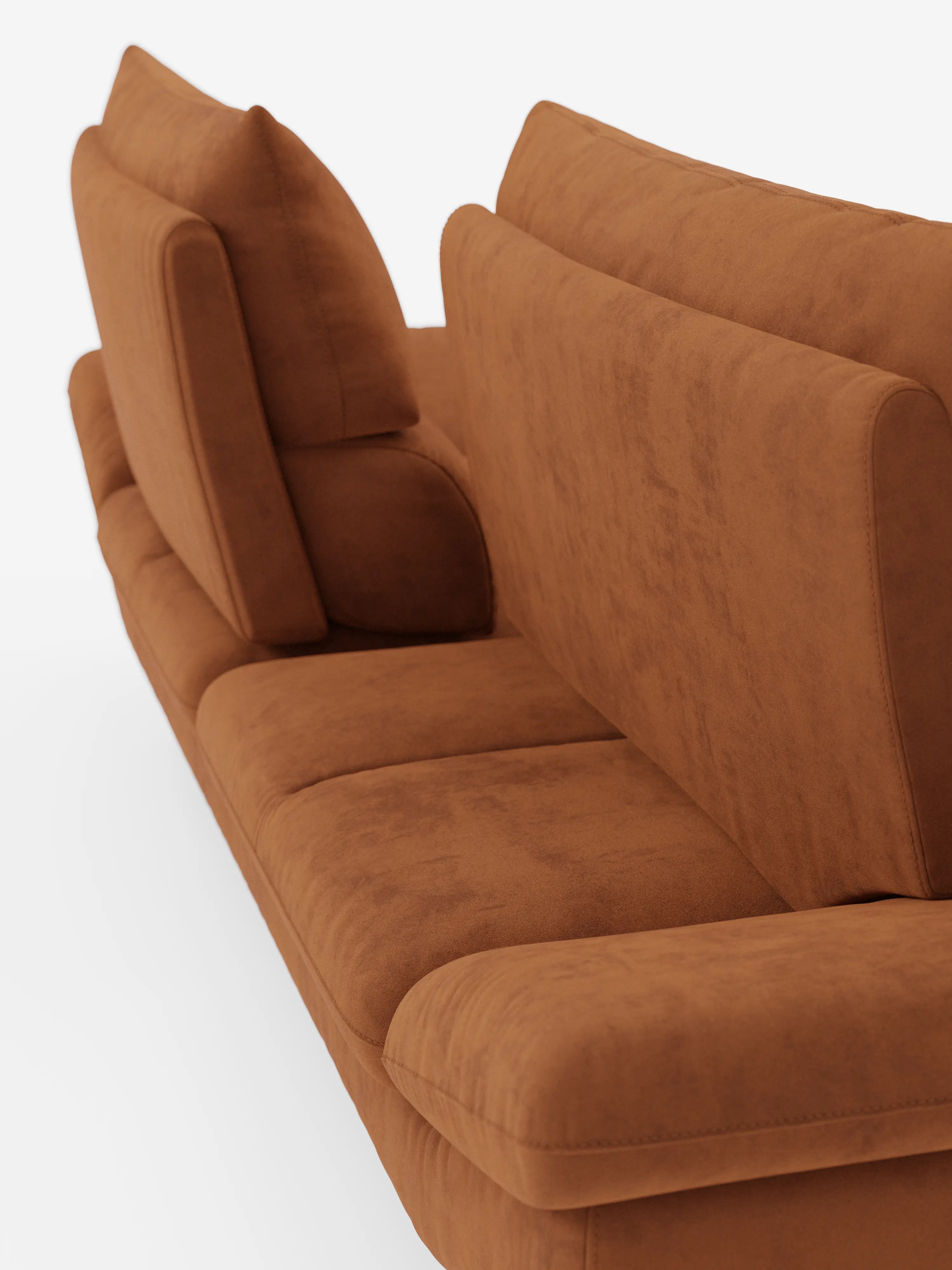 Un primo piano dell’Eclipse Divano dal design moderno a 2 e 3 posti di divitt.sbs ne rivela i cuscini spessi, i cuscini dello schienale ben evidenti con schienali traslanti per un comfort regolabile e la silhouette minimalista. Su uno sfondo bianco, l’immagine mette in risalto la morbida consistenza del suo elegante rivestimento in microfibra smacchiabile T11, resistente alle macchie, ed evidenzia le gambe alte: elementi distintivi del design di questo divano contemporaneo.
