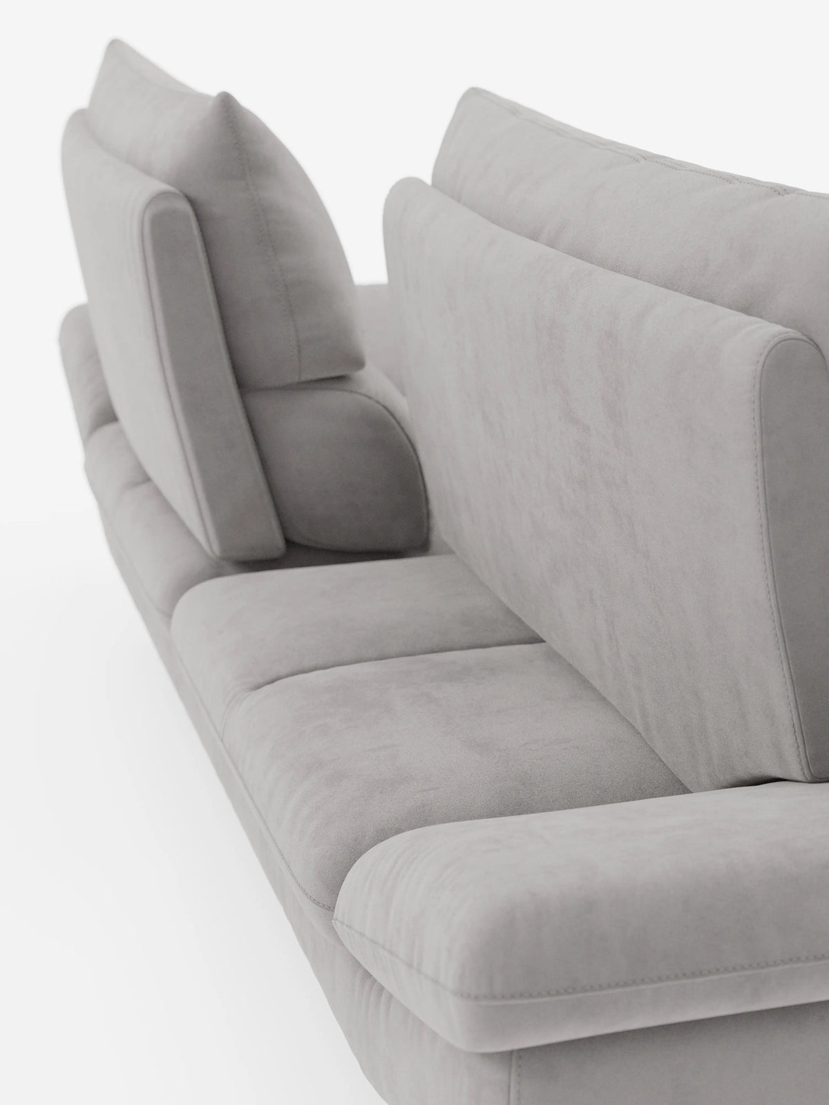 Un primo piano del divano Eclipse dal design moderno a 2 e 3 posti con schienali traslanti di divitt.sbs rivela morbidi cuscini di seduta, schienale e laterali realizzati in elegante microfibra T11 smacchiabile color grigio chiaro dalla trama liscia. Questo divano contemporaneo offre un comfort modulabile grazie all’innovativo design dello schienale traslante e presenta gambe alte, qui raffigurate di profilo con parti di due sezioni di seduta visibili su uno sfondo bianco.