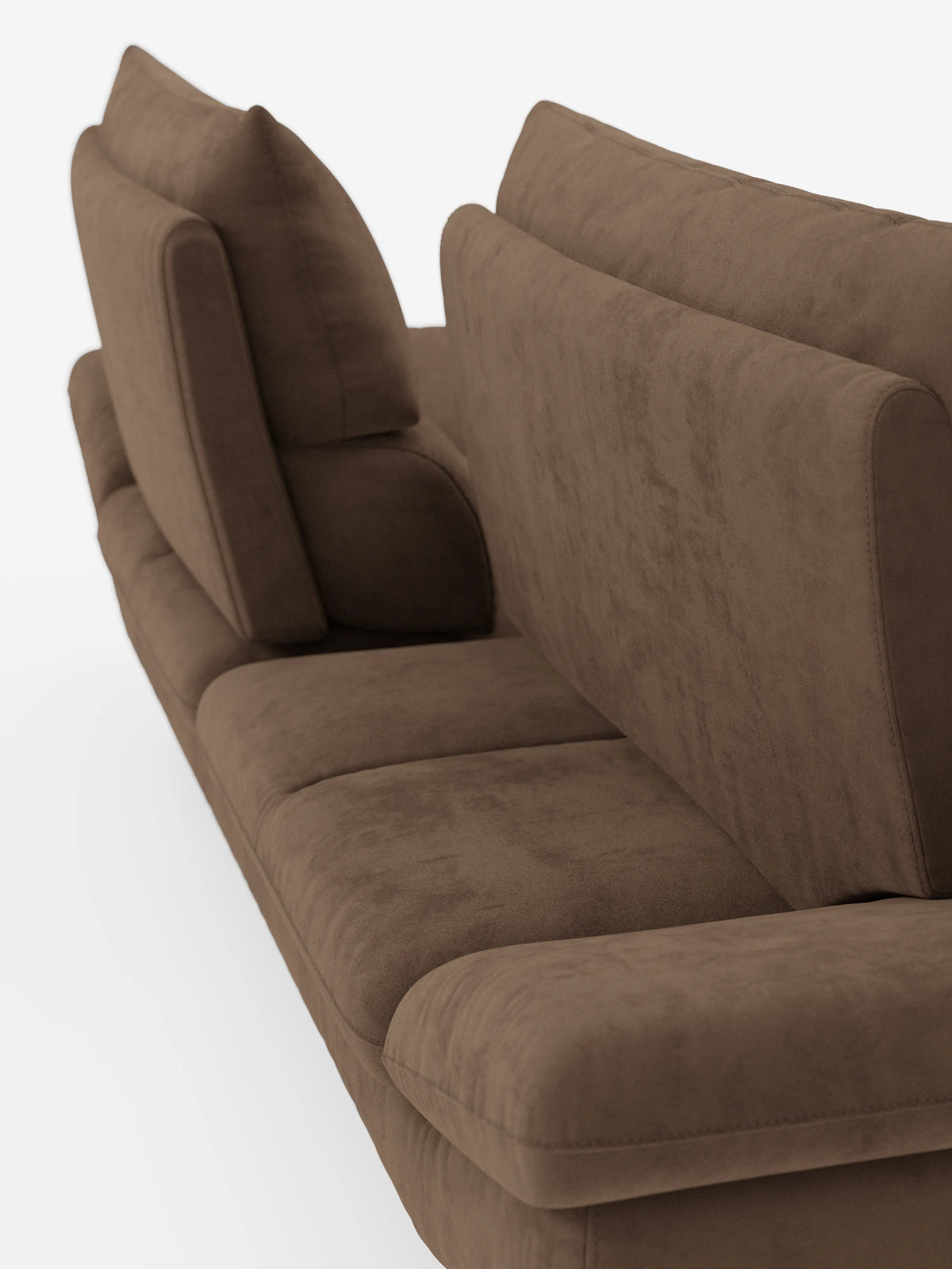 Primo piano del divano Eclipse dal design moderno a 2 e 3 posti di divitt.sbs, rivestito in elegante microfibra T11 resistente alle macchie. Questo divano contemporaneo color marrone presenta cuscini di seduta e schienale spessi e morbidi, con schienali traslanti per un comfort regolabile. Le gambe alte e il tessuto testurizzato ne esaltano l’estetica moderna, mentre lo sfondo bianco mette in risalto le linee pulite e il colore intenso di questo elegante complemento d’arredo.