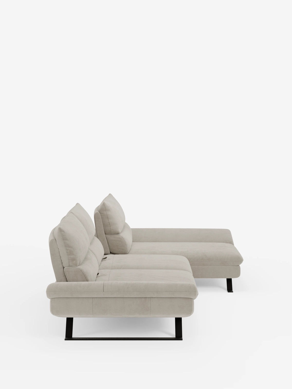 Il divano angolare Eclipse con penisola e schienali traslanti in microfibra tecnica smacchiabile T11 di divitt.sbs presenta un design contemporaneo in grigio chiaro, con morbidi cuscini e sedute ampie, sostenute da eleganti gambe in metallo nero. La chaise longue sul lato destro e gli innovativi schienali traslanti consentono di personalizzare il comfort, mentre le linee minimaliste del divano risaltano sullo sfondo bianco a tinta unita.
