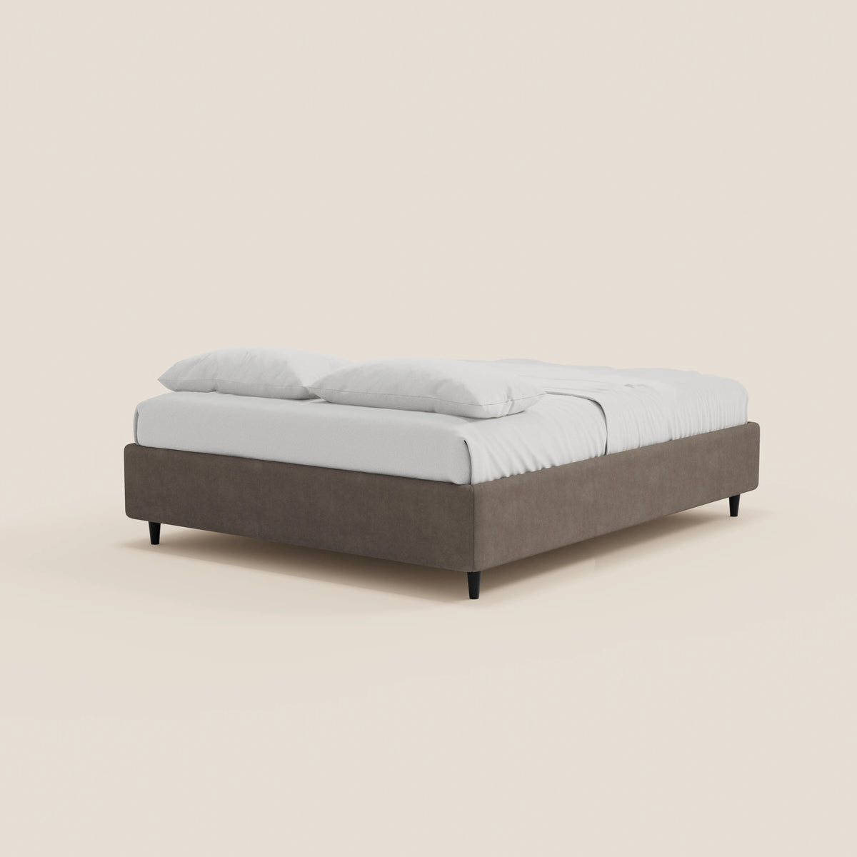Il letto sommier ERON di Letti.store è un letto moderno caratterizzato da una struttura bassa e rettangolare rivestita in grigio (tessuto impermeabile certificato Oeko-Tex), biancheria da letto bianca e due cuscini bianchi. Poggia su corte gambe nere e si inserisce in uno sfondo bianco sporco, in uno stile minimalista.