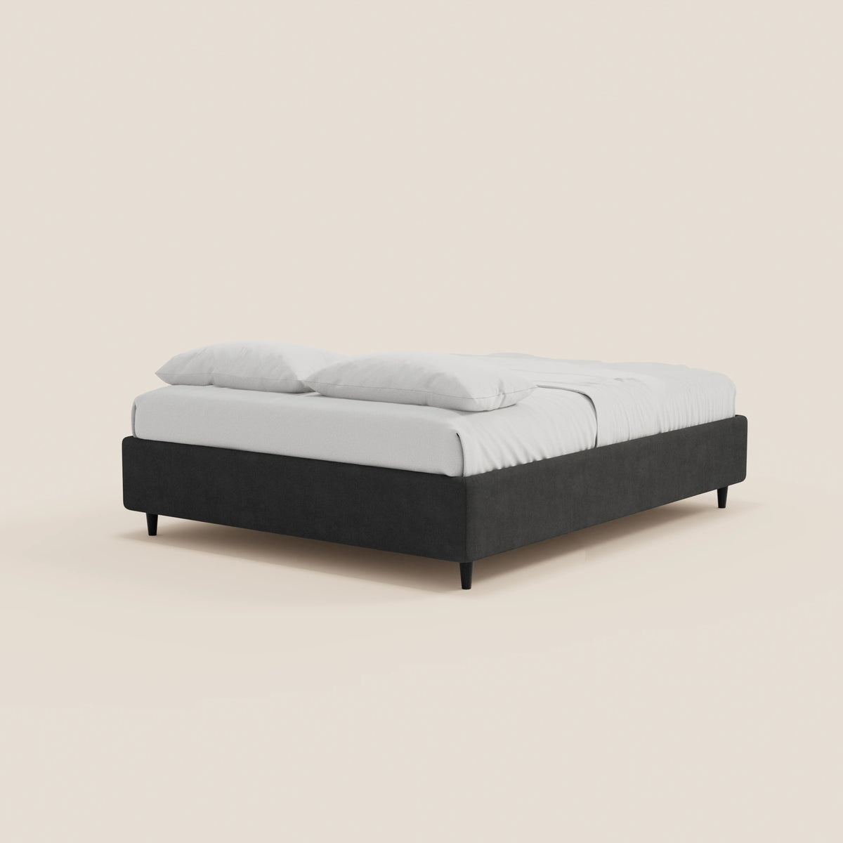 Il letto sommier imbottito ERON di Letti.store presenta una struttura in tessuto impermeabile grigio scuro certificato Oeko-Tex, gambe nere, materasso bianco, lenzuola e due cuscini. Realizzato con cura, si staglia su uno sfondo beige chiaro ed è ripreso da un’angolazione frontale.