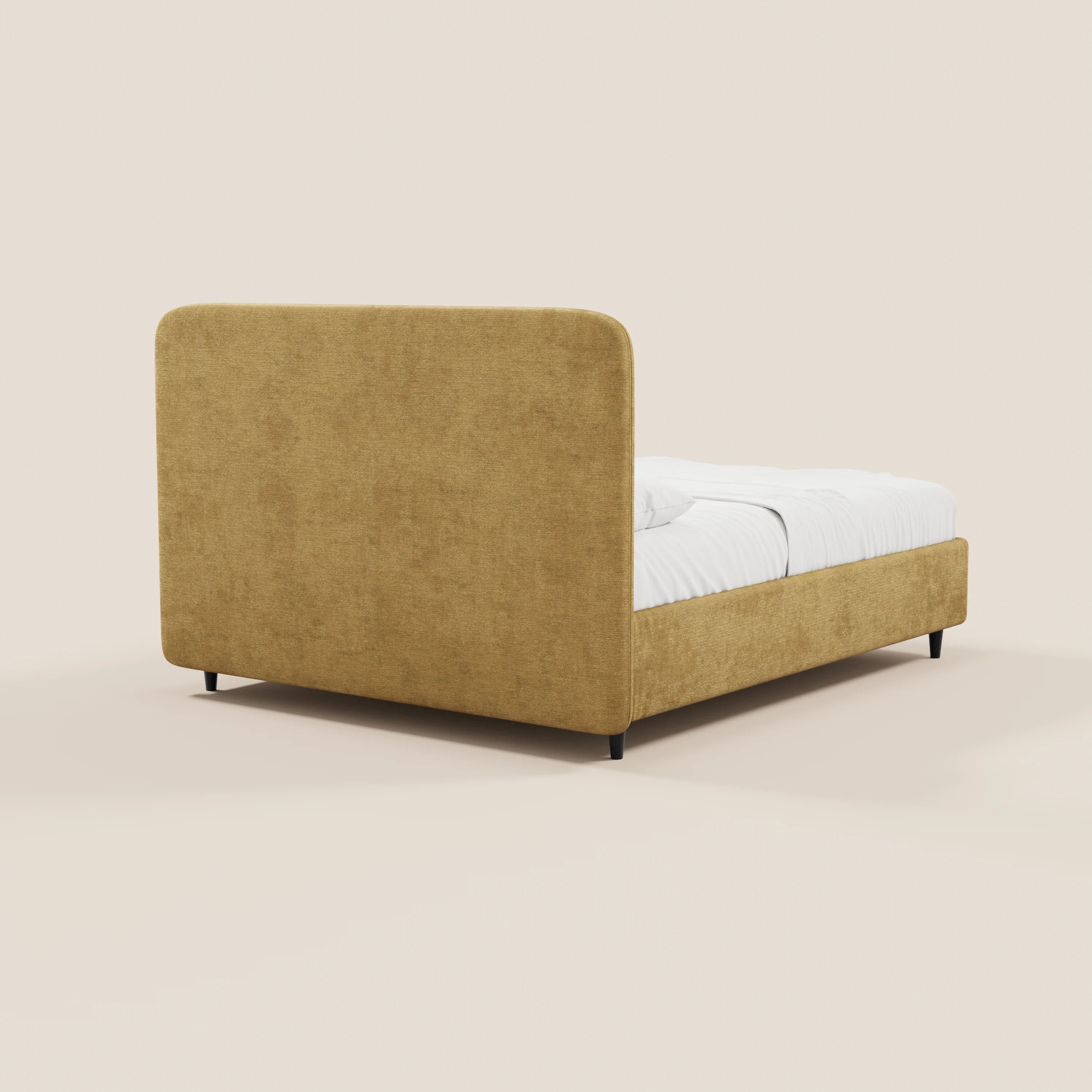 Il letto imbottito KAELOS minimal di Letti.store presenta una struttura rivestita in ciniglia giallo senape, una testiera alta e arrotondata, sottili gambe nere e un pratico vano contenitore; nella foto è visibile la vista posteriore, con biancheria da letto di un bianco brillante su uno sfondo beige chiaro.