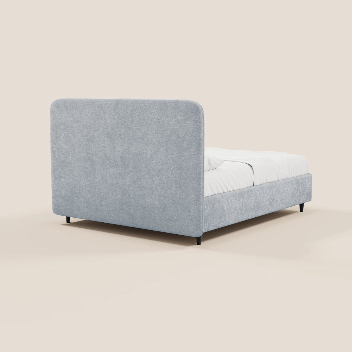 Il letto imbottito KAELOS in stile minimal di Letti.store è caratterizzato da un tessuto in ciniglia, una testiera arrotondata, un vano contenitore e gambe alte. Ripreso da dietro con biancheria da letto bianca su uno sfondo bianco sporco, questo letto moderno dona un tocco di eleganza a qualsiasi stanza.