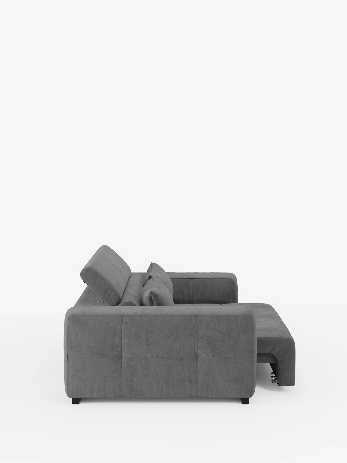 Un moderno divano Monarch grigio con funzione relax elettrica per l’allungamento delle sedute e poggiatesta reclinabile di divitt.sbs è raffigurato di profilo su uno sfondo bianco. Questo divano contemporaneo è caratterizzato da morbidi cuscini, ampi braccioli e una chaise longue sul lato destro. Il suo design minimalista e il rivestimento in tessuto T31, morbido e resistente alle macchie, conferiscono al divano un aspetto pulito e sofisticato.