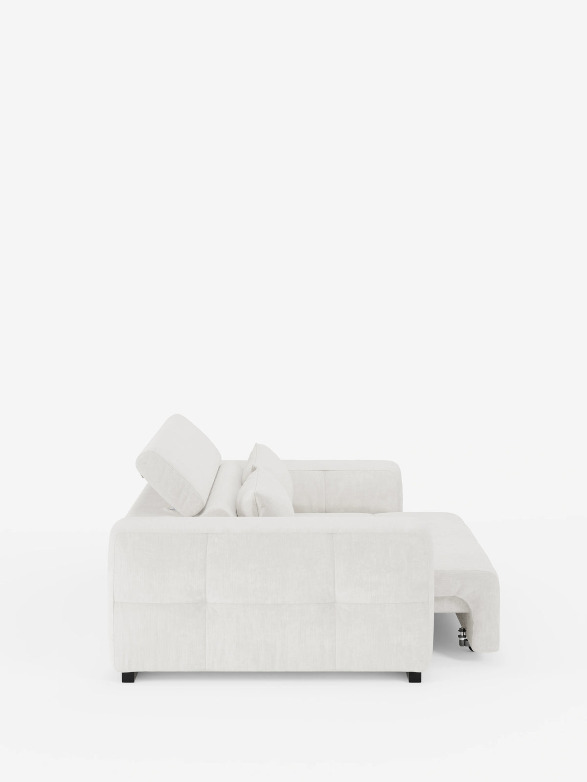 Il divano Monarch con funzione relax elettrica per l’allungamento delle sedute e poggiatesta reclinabile di divitt.sbs è un divano moderno color beige chiaro, ripreso di profilo su uno sfondo bianco a tinta unita. Rivestito in morbido tessuto T31 di facile pulizia, questo divano dal design contemporaneo è dotato di poggiatesta regolabili e di una sezione che si estende verso l’esterno come una chaise longue; il divano poggia su brevi piedini neri.