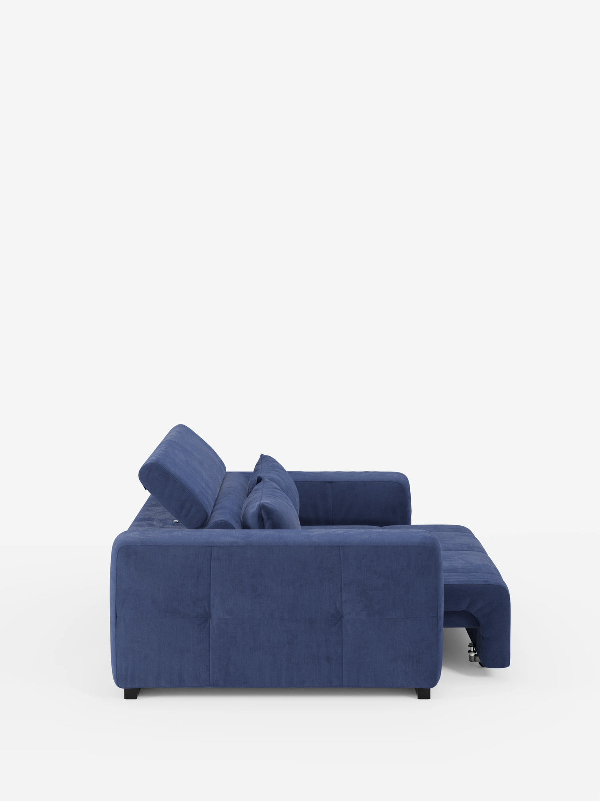 Il divano Monarch con funzione relax elettrica per l’allungamento delle sedute e poggiatesta reclinabile in morbido tessuto smacchiabile T31 di divitt.sbs è un divano moderno di colore blu dotato di poggiatesta regolabile, chaise longue sul lato destro e morbidi cuscini. Questo divano moderno poggia su gambe corte nere e presenta un design minimalista su uno sfondo bianco a tinta unita.
