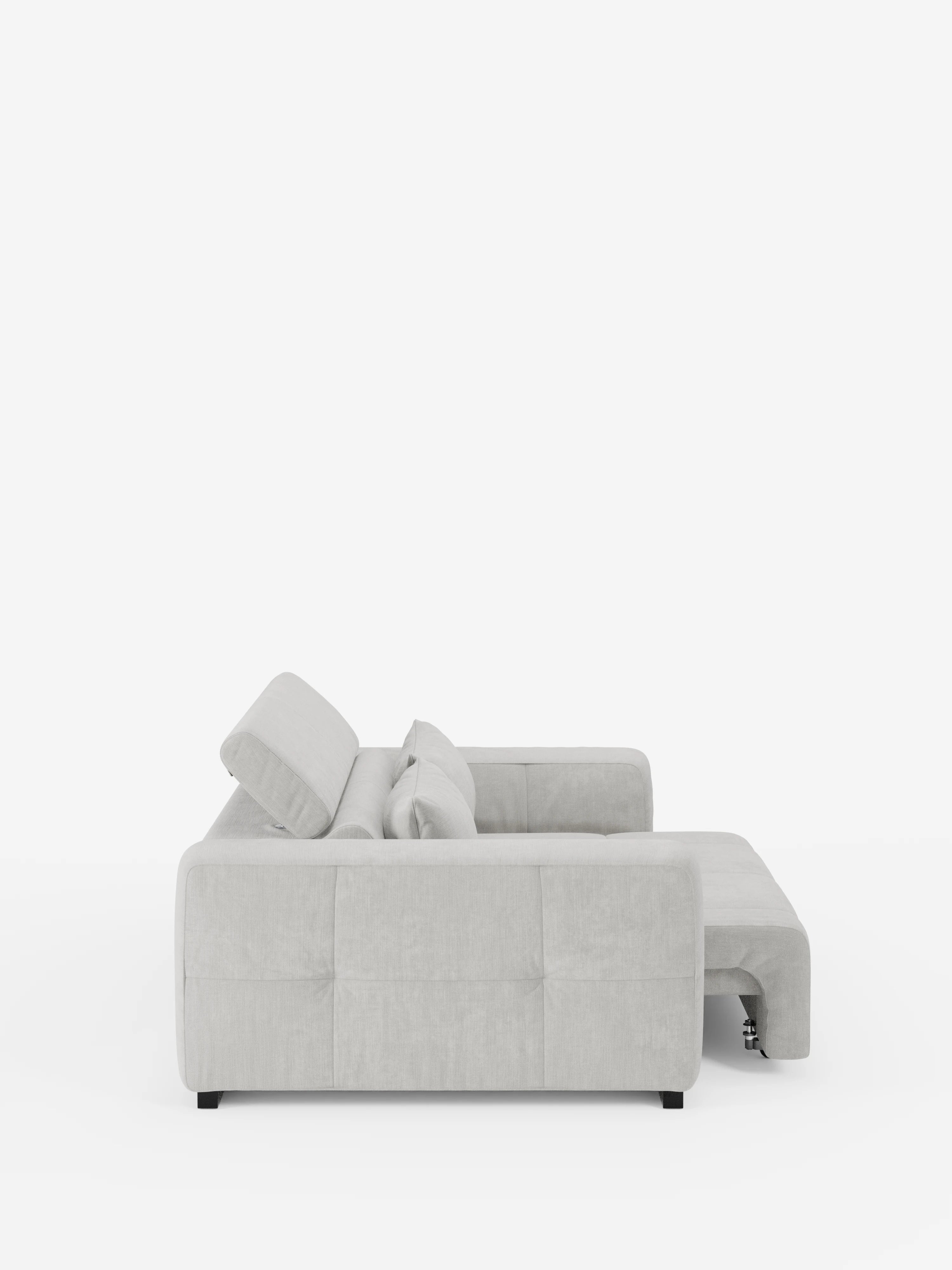 Vista laterale del divano Monarch Divano con Relax Elettrico per l'allungamento delle sedute e poggiatesta reclinabile, in morbido tessuto smacchiabile, modello T31 di divitt.sbs, qui presentato in un design moderno color grigio chiaro con rivestimento capitonné. La chaise longue si estende in avanti, mentre il bracciolo squadrato e i cuscini dello schienale angolati sono chiaramente visibili. Questo divano capitonné poggia su bassi piedini neri su uno sfondo bianco a tinta unita.