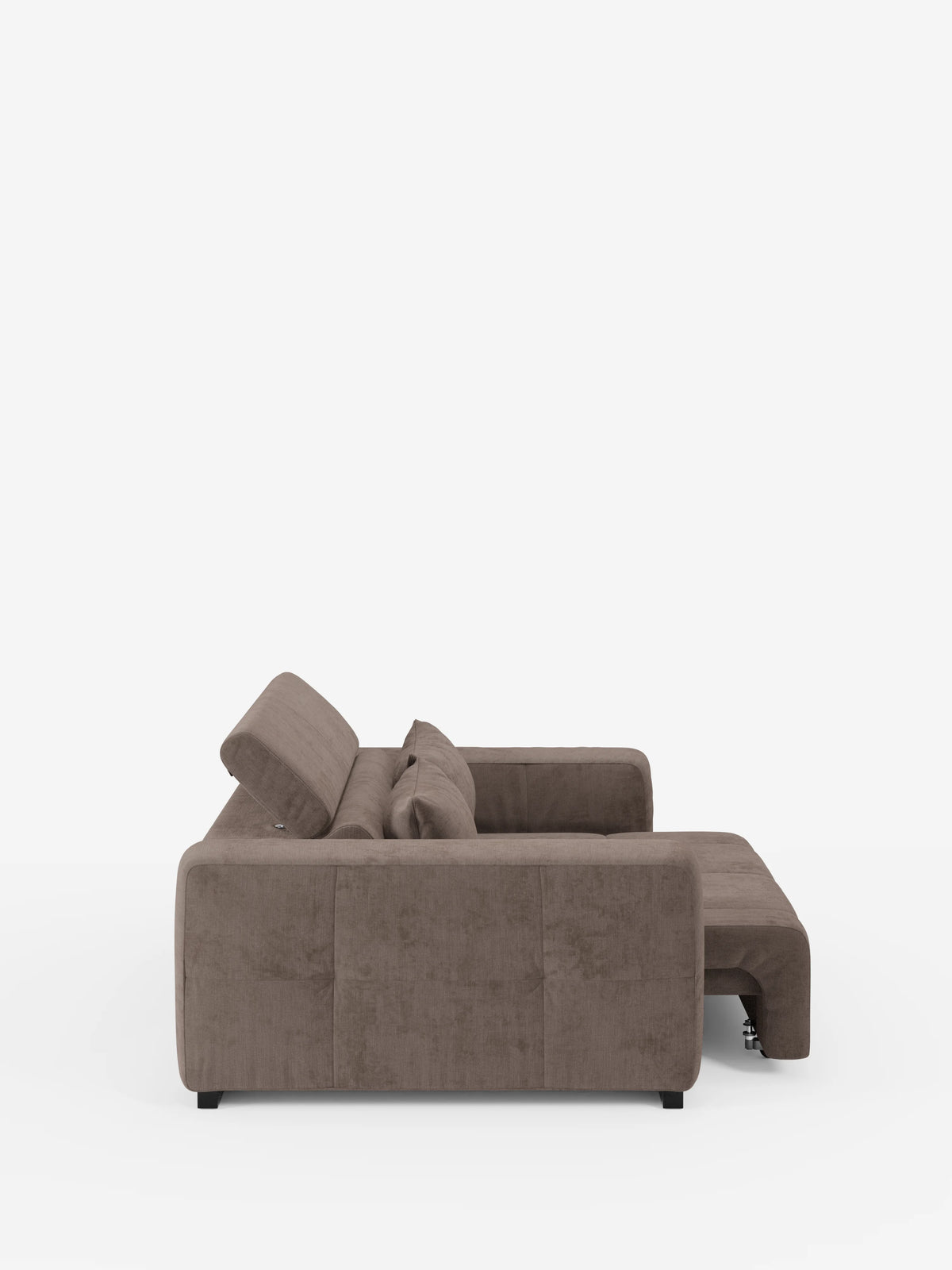 Vista laterale del “Monarch Divano con Relax Elettrico per l’allungamento delle sedute e poggiatesta reclinabile” di divitt.sbs, un divano componibile contemporaneo di colore marrone caratterizzato da una chaise longue sul lato destro, cuscini spessi e gambe basse nere. Questo elegante divano è presentato su uno sfondo bianco a tinta unita per mettere in risalto le sue linee rettangolari e il morbido rivestimento in tessuto T31 resistente alle macchie.
