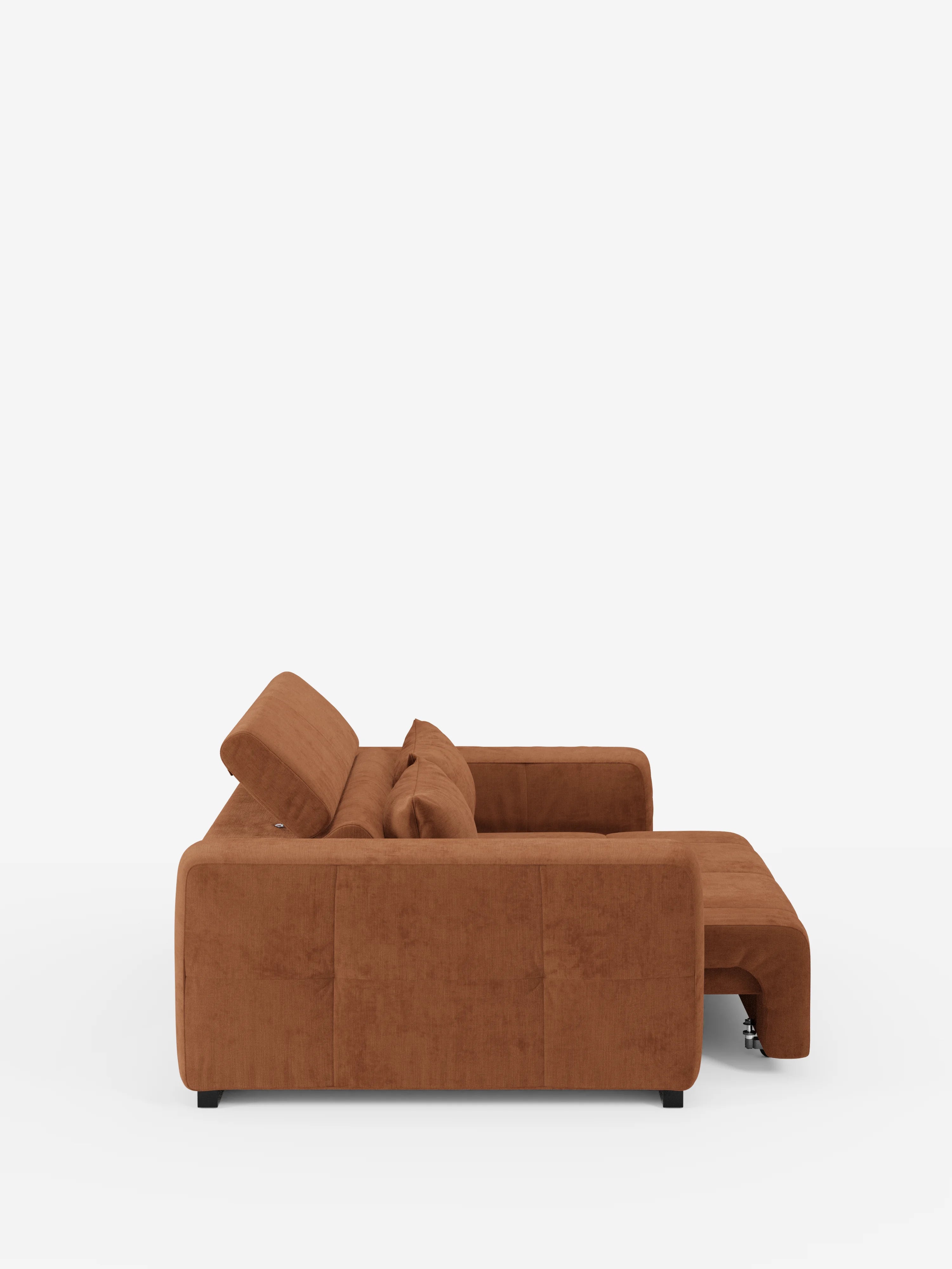 Vista laterale del divano Monarch con relax elettrico per l’allungamento delle sedute e poggiatesta reclinabile di divitt.sbs, rivestito in tessuto T31 color ruggine, morbido e resistente alle macchie. Questo divano contemporaneo presenta morbidi cuscini rettangolari e uno schienale basso, con una sezione chaise longue estesa. Il suo design include un poggiatesta reclinabile regolabile per un maggiore comfort e poggia su piccoli piedini rettangolari neri su uno sfondo bianco a tinta unita.
