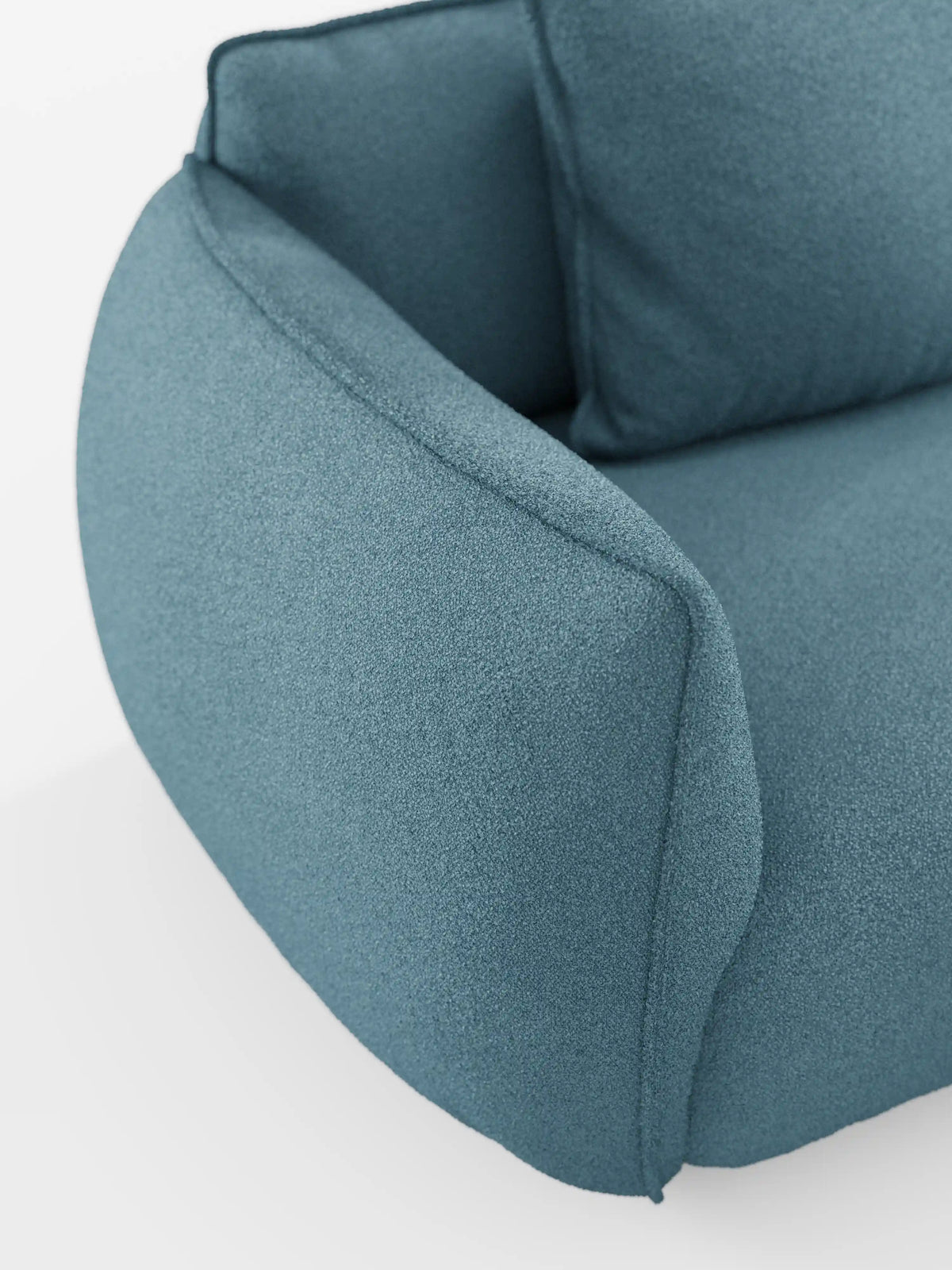 Un primo piano del divano modulare a 3 posti Nimbus di divitt.sbs ne mette in risalto il design moderno, caratterizzato da braccioli curvi e imbottiti e dal morbido tessuto T33 con effetto cotone, smacchiabile e dalla trama particolare. L'immagine mette in risalto i cuscini dei braccioli, della seduta e dello schienale su uno sfondo bianco a tinta unita, valorizzando il comfort e lo stile di questo divano modulare.