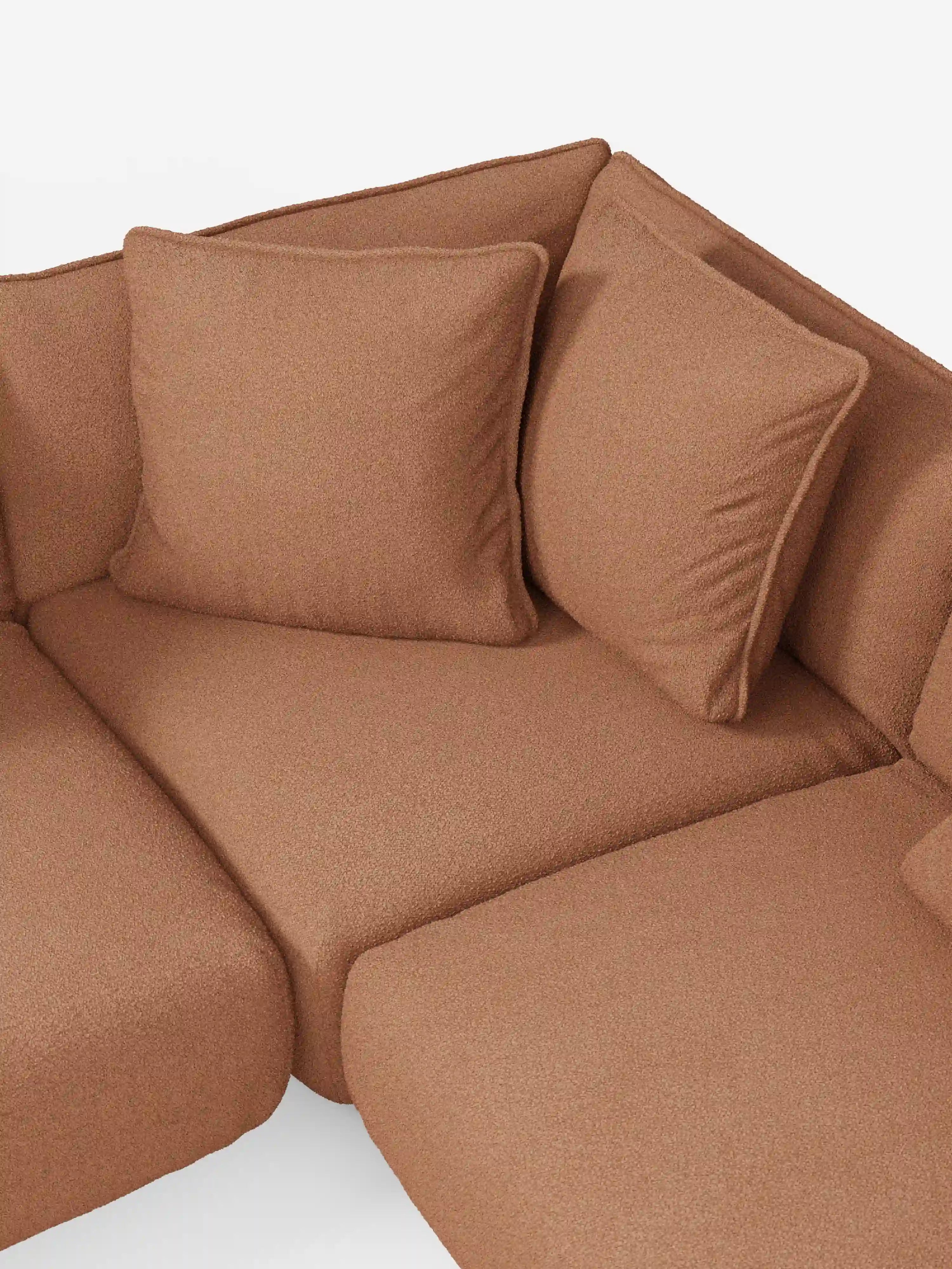 Un divano angolare panoramico componibile Nimbus marrone a forma di L con penisola e angolo, rivestito in tessuto smacchiabile T33, disponibile su divitt.sbs, dotato di due grandi cuscini quadrati coordinati. Ripreso dall’alto su uno sfondo bianco, il rivestimento presenta una trama in rilievo e i cuscini di seduta sono morbidi, creando un aspetto accogliente e invitante.