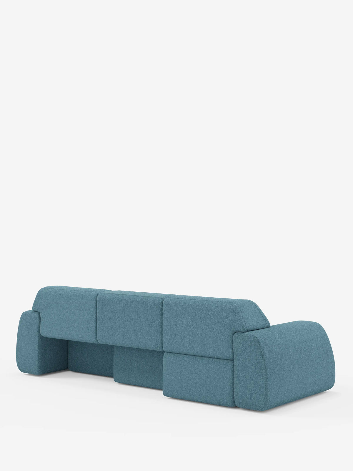 Un divano Orbit moderno e minimalista con 3 sedute scorrevoli e allungabili in tessuto effetto cotone smacchiabile T33 di divitt.sbs, caratterizzato da uno schienale basso e da cuscini blu arrotondati e squadrati. Presentato su uno sfondo bianco a tinta unita, questo divano offre un design geometrico spazioso senza gambe a vista ed è completamente sfoderabile per una facile pulizia.