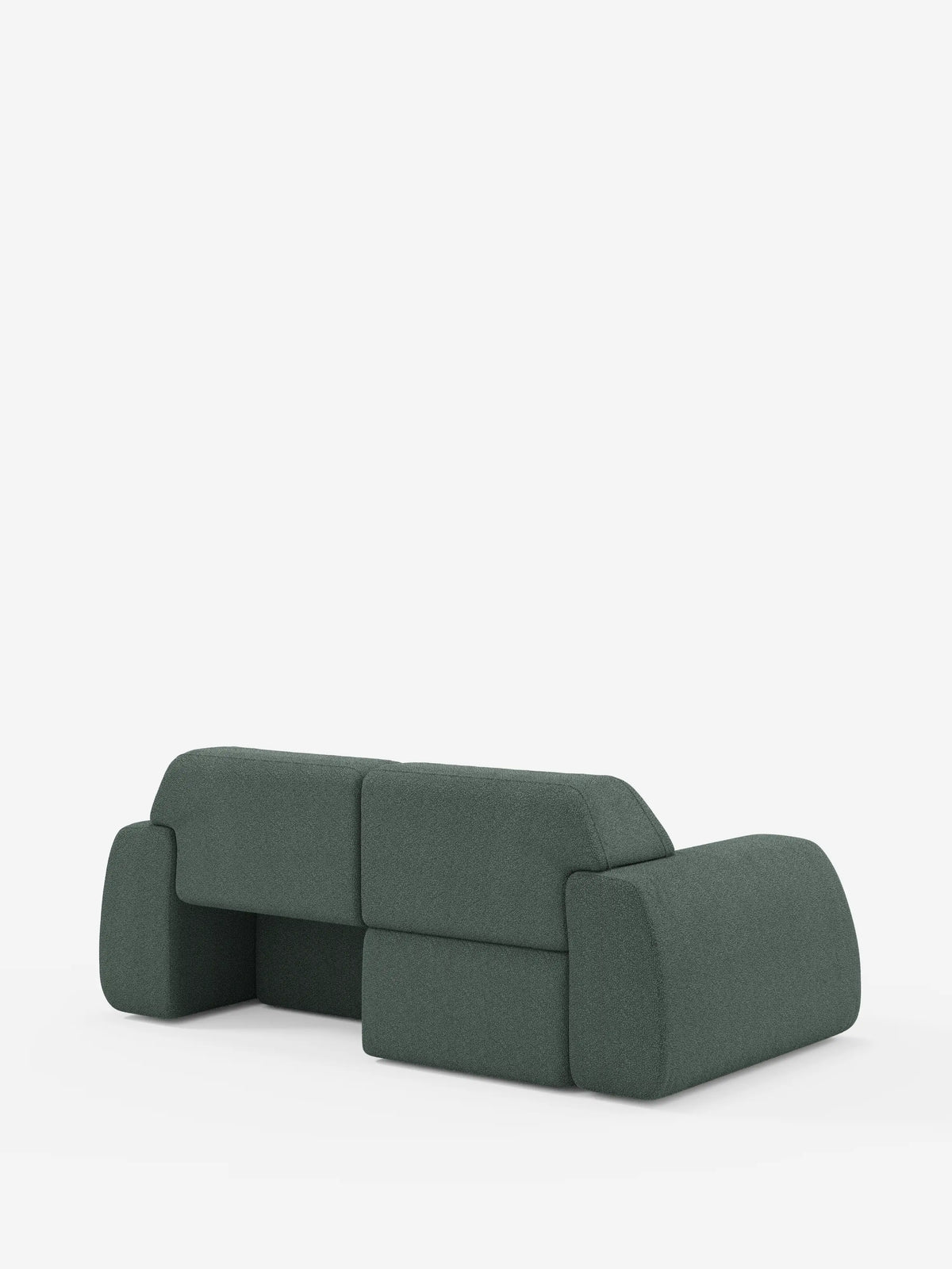 Un divano a 3 posti Orbit dal design contemporaneo e minimalista di divitt.sbs, rivestito in tessuto T33 verde scuro smacchiabile effetto cotone. Il divano presenta braccioli e schienale dalla forma squadrata e sinuosa, con una silhouette slanciata e bordi morbidi. I rivestimenti completamente sfoderabili ne esaltano il design moderno, in risalto su uno sfondo bianco a tinta unita senza altri oggetti visibili.