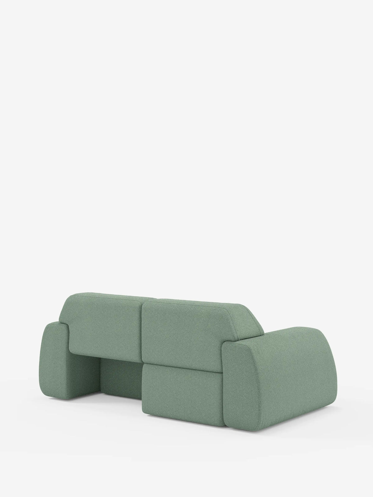 Un elegante divano Orbit a 2 e 3 posti in verde salvia con sedute scorrevoli di divitt.sbs spicca su uno sfondo bianco. Questo divano completamente sfoderabile, rivestito in tessuto T33 effetto cotone di facile pulizia, presenta bordi arrotondati e un profilo basso e modulare. I cuscini dello schienale e dei braccioli, spessi e morbidi, gli conferiscono un fascino delicato e minimalista che incarna l’essenza del design contemporaneo.