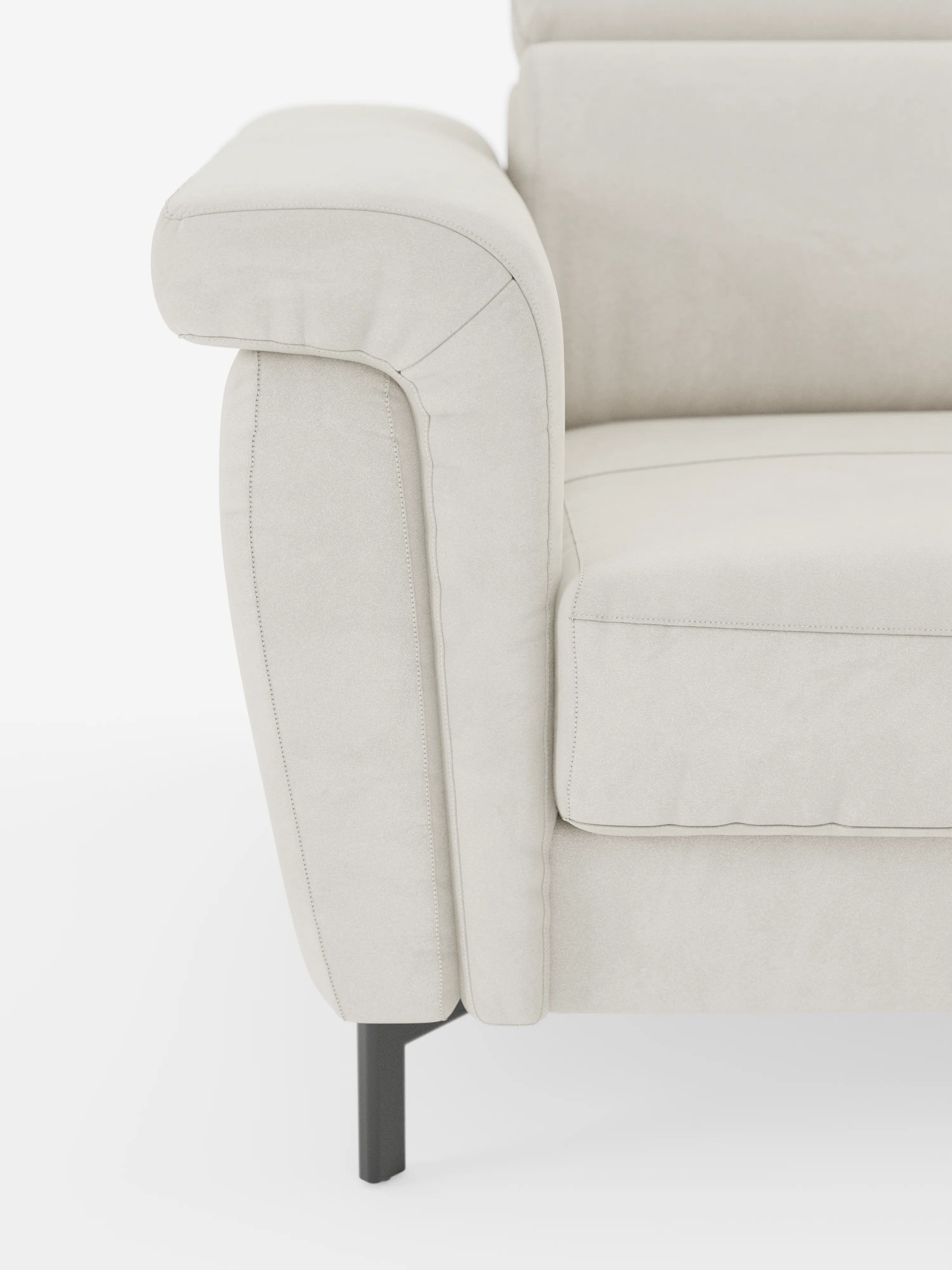 Primo piano del bracciolo sinistro e del cuscino di seduta del divano letto di design Capri di divitt.sbs, caratterizzato da eleganti gambe alte in metallo nero, bracciolo angolato e raffinato tessuto T30 effetto velluto antimacchia in beige chiaro. L’immagine mette in risalto il morbido rivestimento del divano, le cuciture dettagliate e il design contemporaneo su uno sfondo bianco.