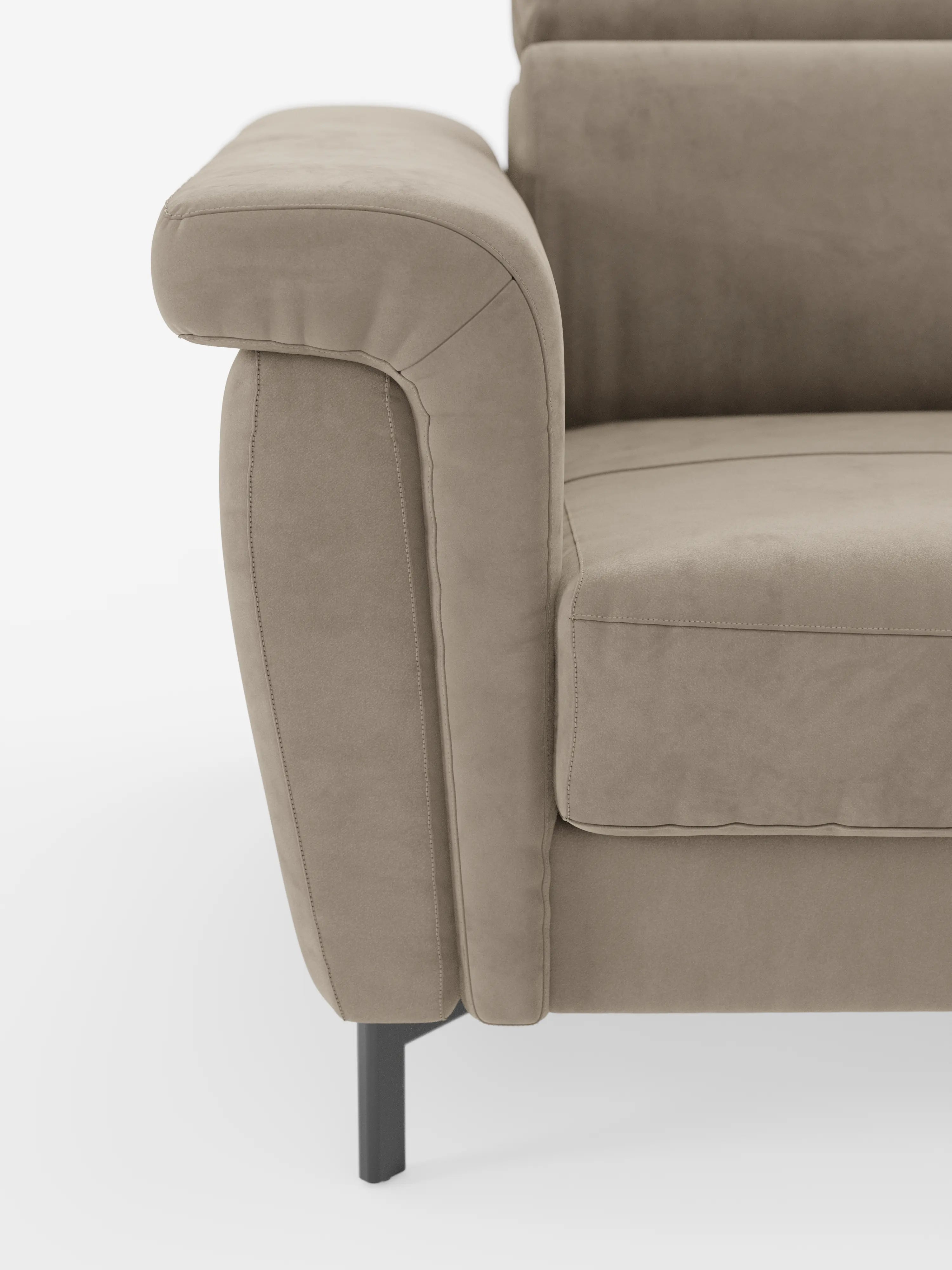 Primo piano del divano letto di design Capri di divitt.sbs, realizzato con il raffinato tessuto T30 smacchiabile effetto velluto color taupe. L'immagine mette in risalto l'ampio e morbido bracciolo sinistro con cuciture a vista, che esalta la pregiata manifattura italiana. Il divano poggia su una sottile gamba in metallo nero, raffigurato su uno sfondo bianco a tinta unita.