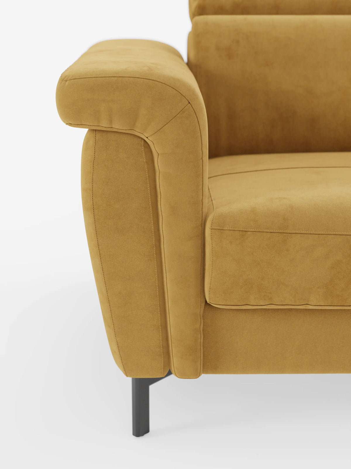 Primo piano del bracciolo sinistro e del cuscino di seduta del divano letto di design Capri di divitt.sbs, qui presentato in tessuto smacchiabile effetto velluto T30 color giallo senape. Il bracciolo imbottito presenta raffinate cuciture, mentre il divano poggia su gambe alte e slanciate in metallo nero. Il lussuoso rivestimento effetto velluto ne esalta l’eleganza; lo sfondo è bianco a tinta unita.